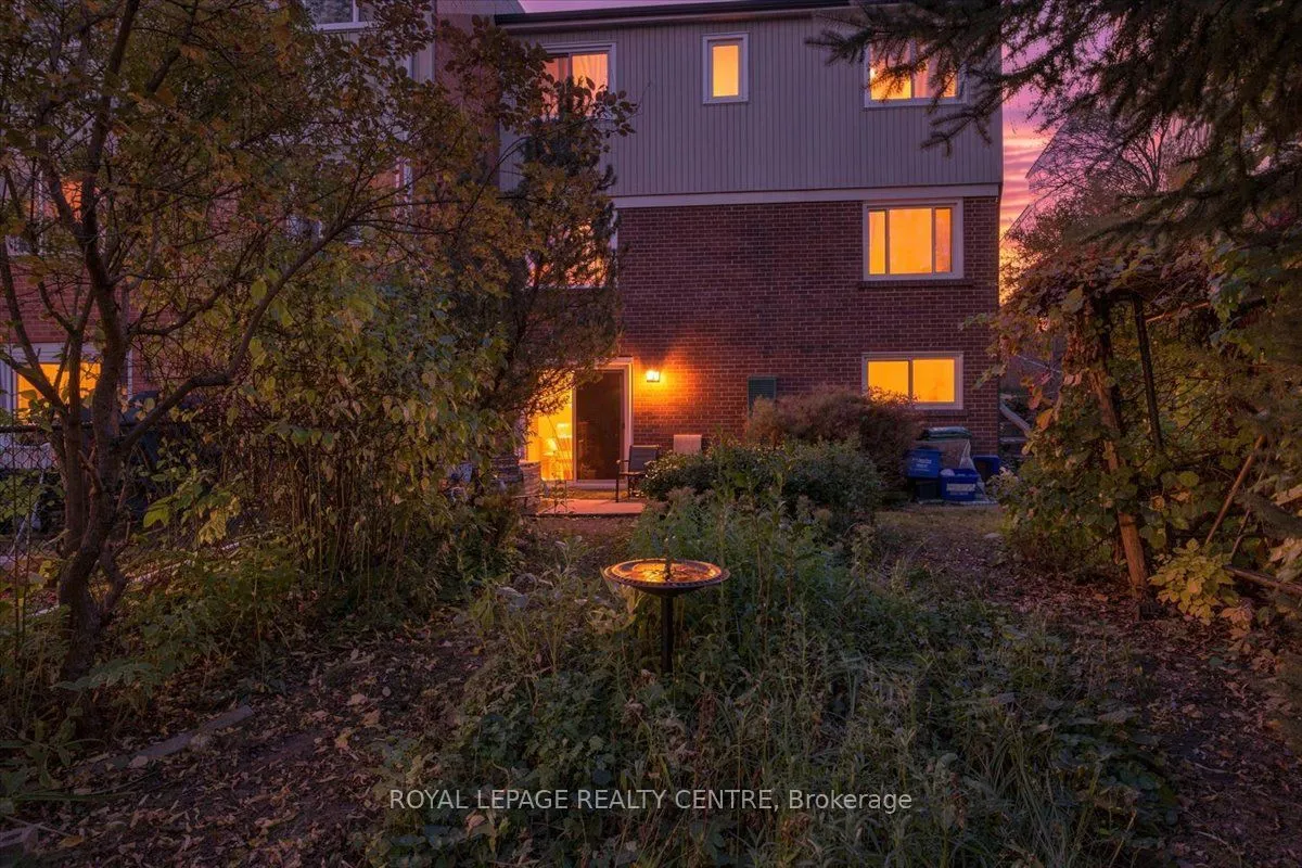 3581 Ash Row Crescent