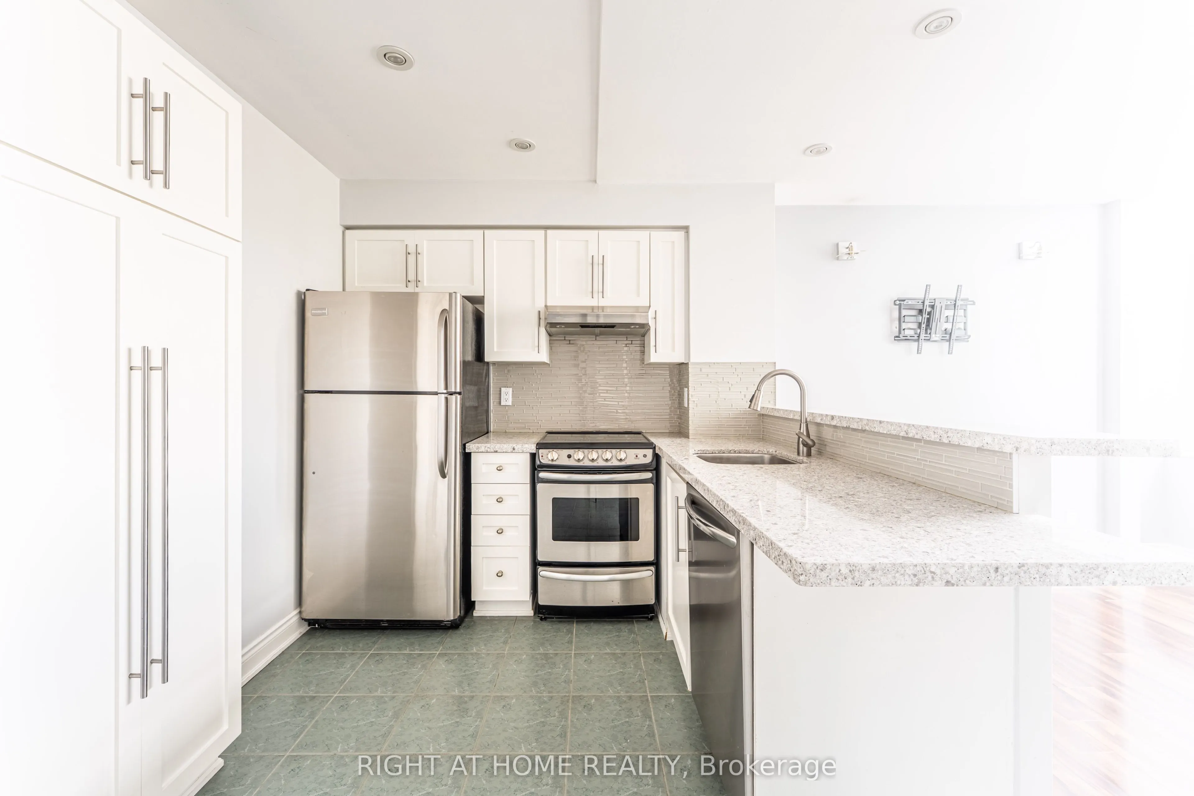 300 Manitoba Street #426