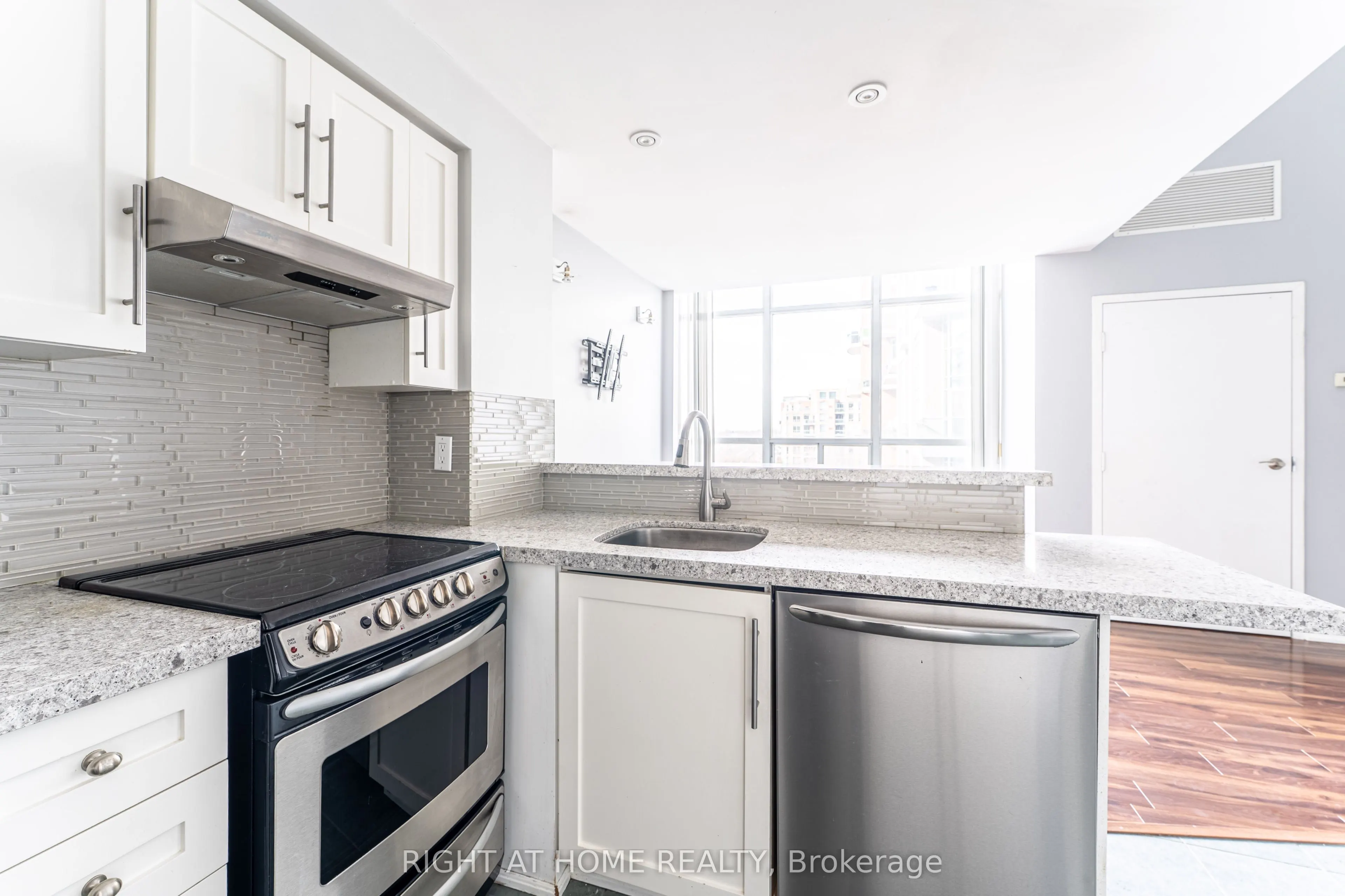300 Manitoba Street #426