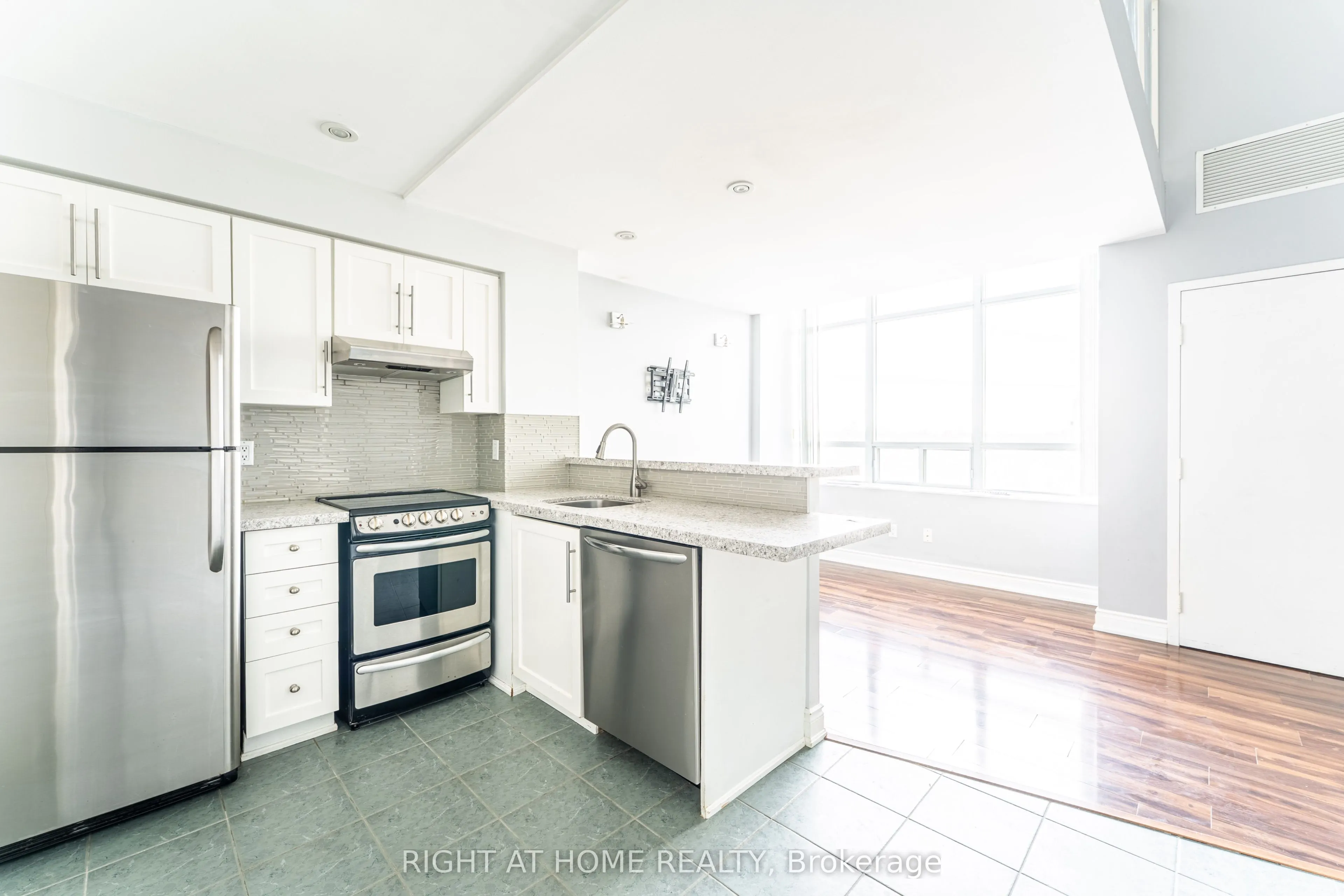 300 Manitoba Street #426