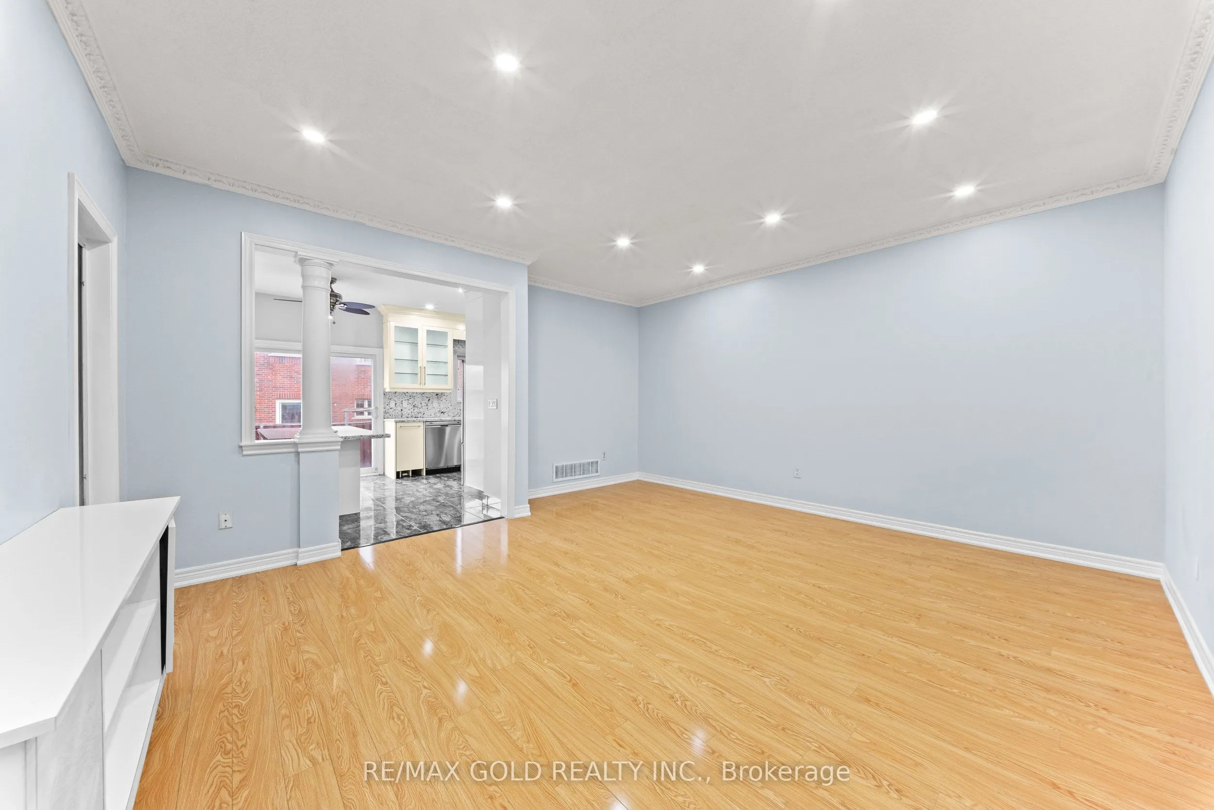 70 Crystalview Crescent