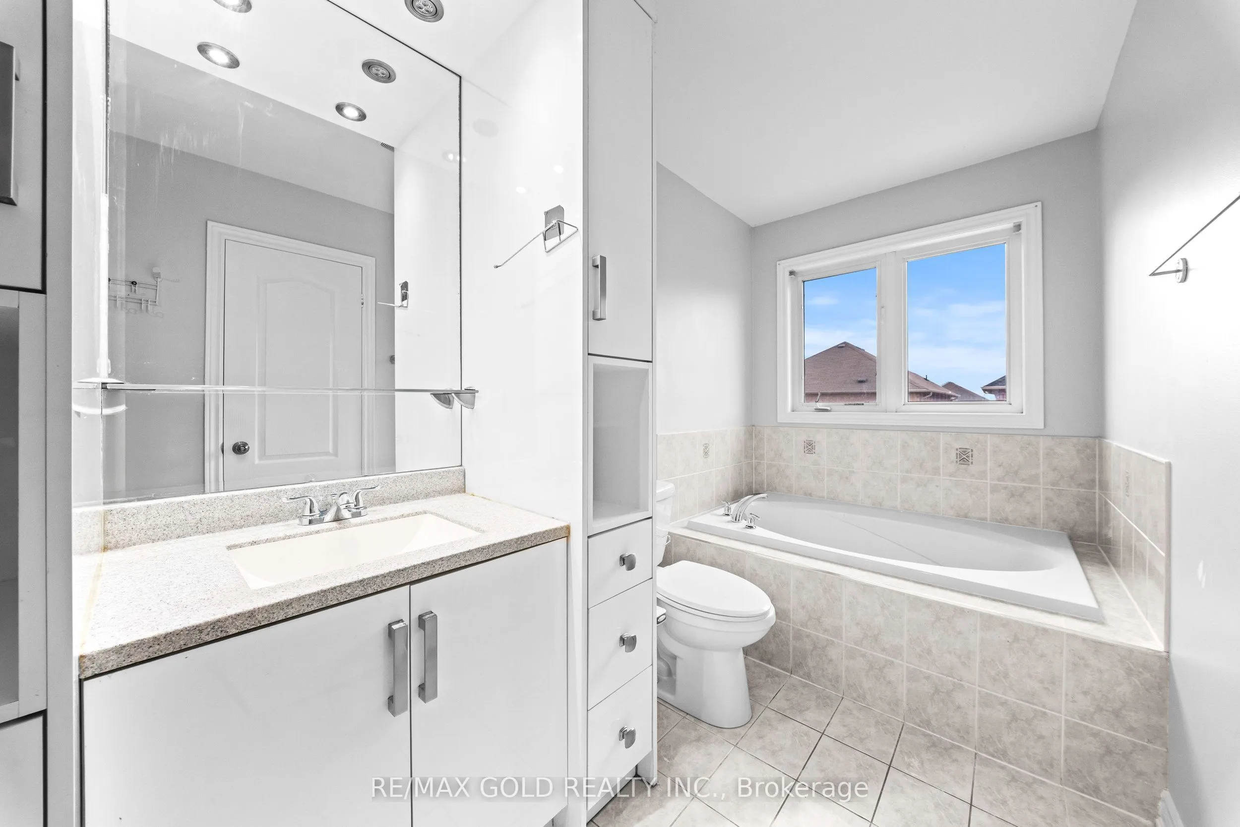 70 Crystalview Crescent