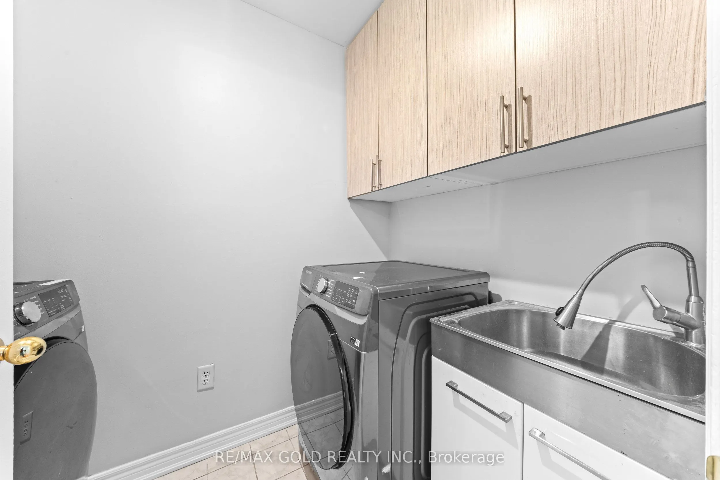 70 Crystalview Crescent
