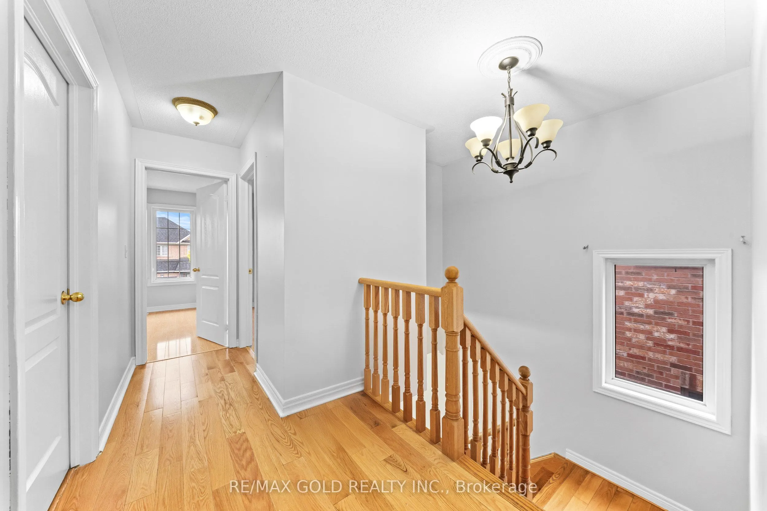 70 Crystalview Crescent