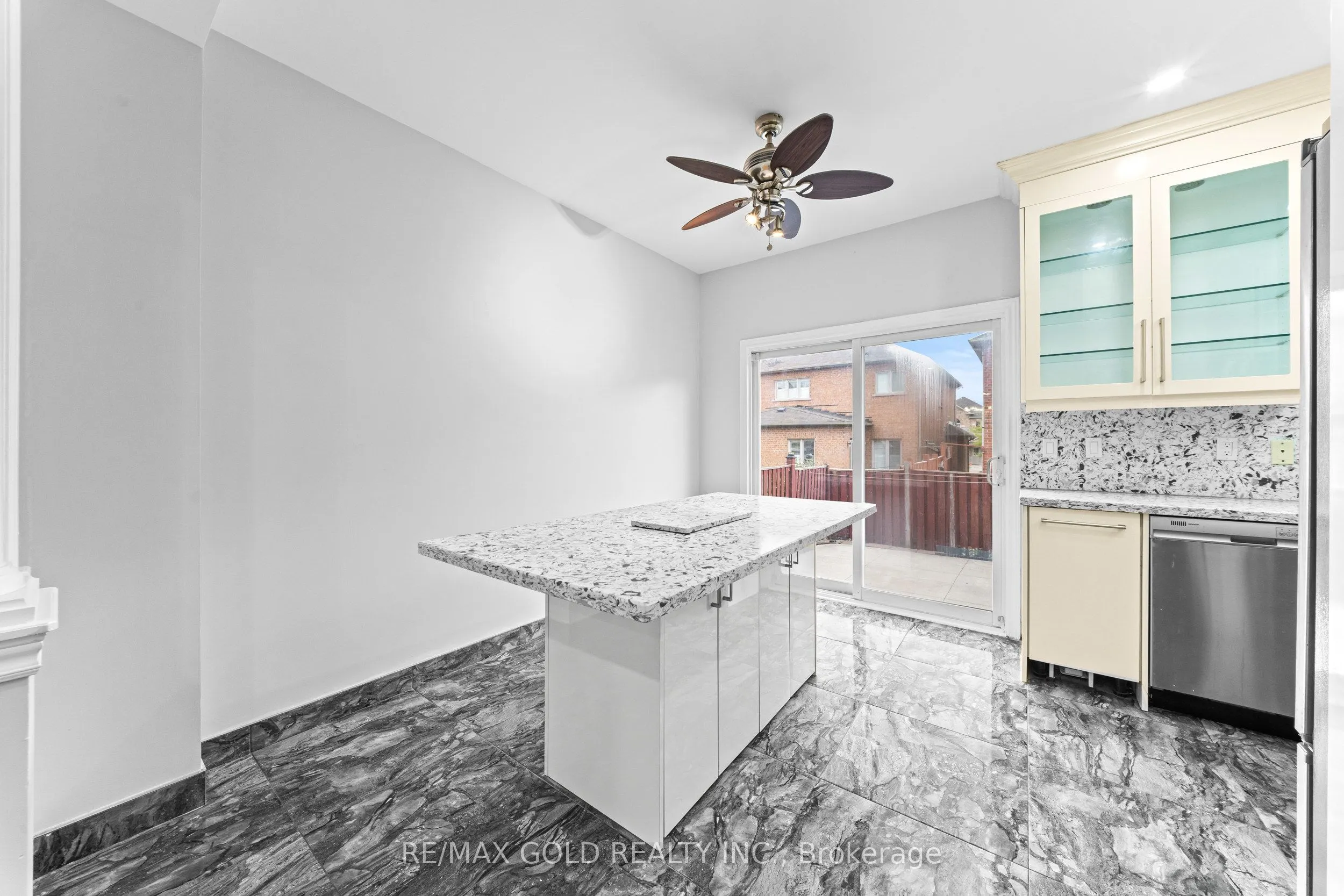 70 Crystalview Crescent