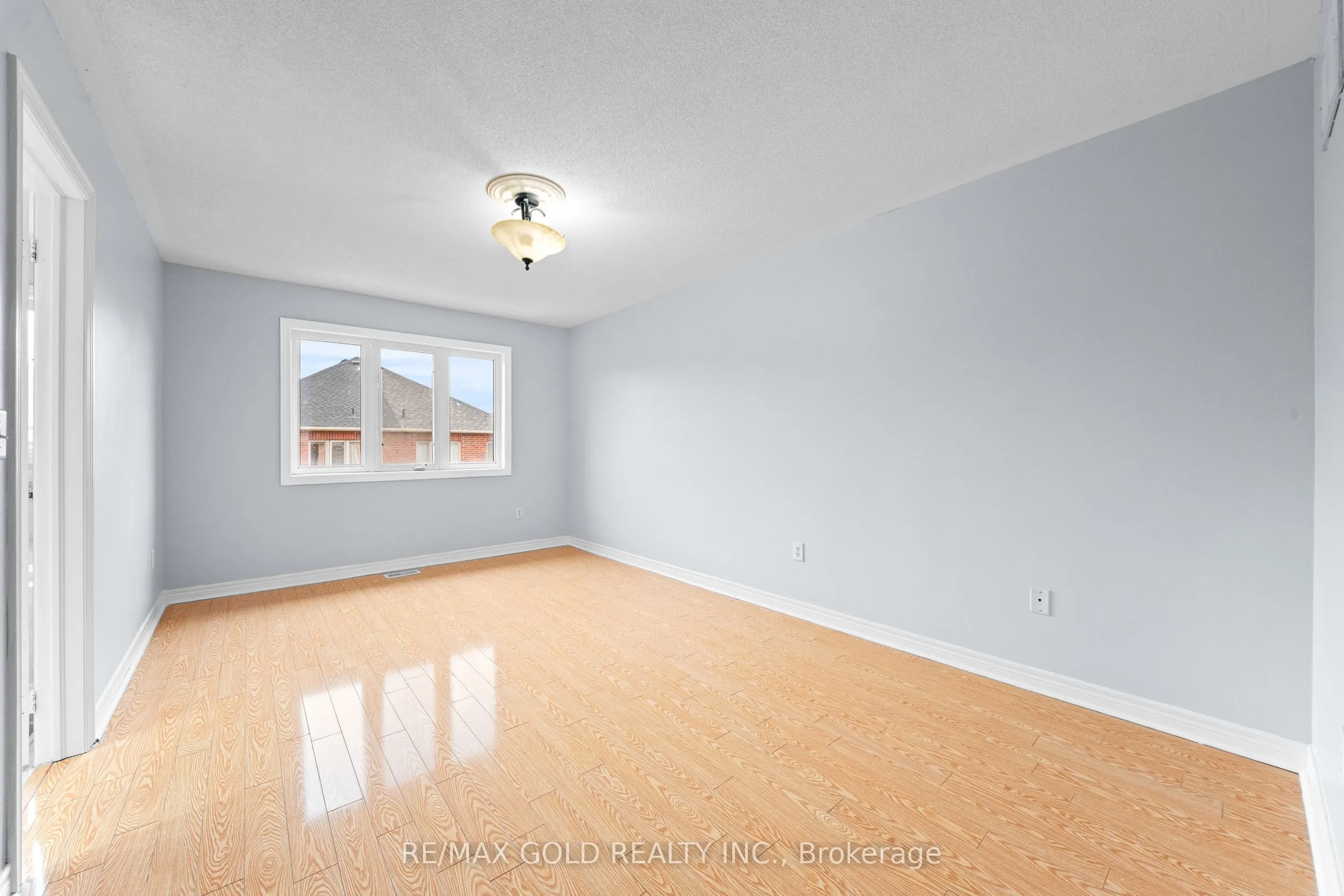 70 Crystalview Crescent