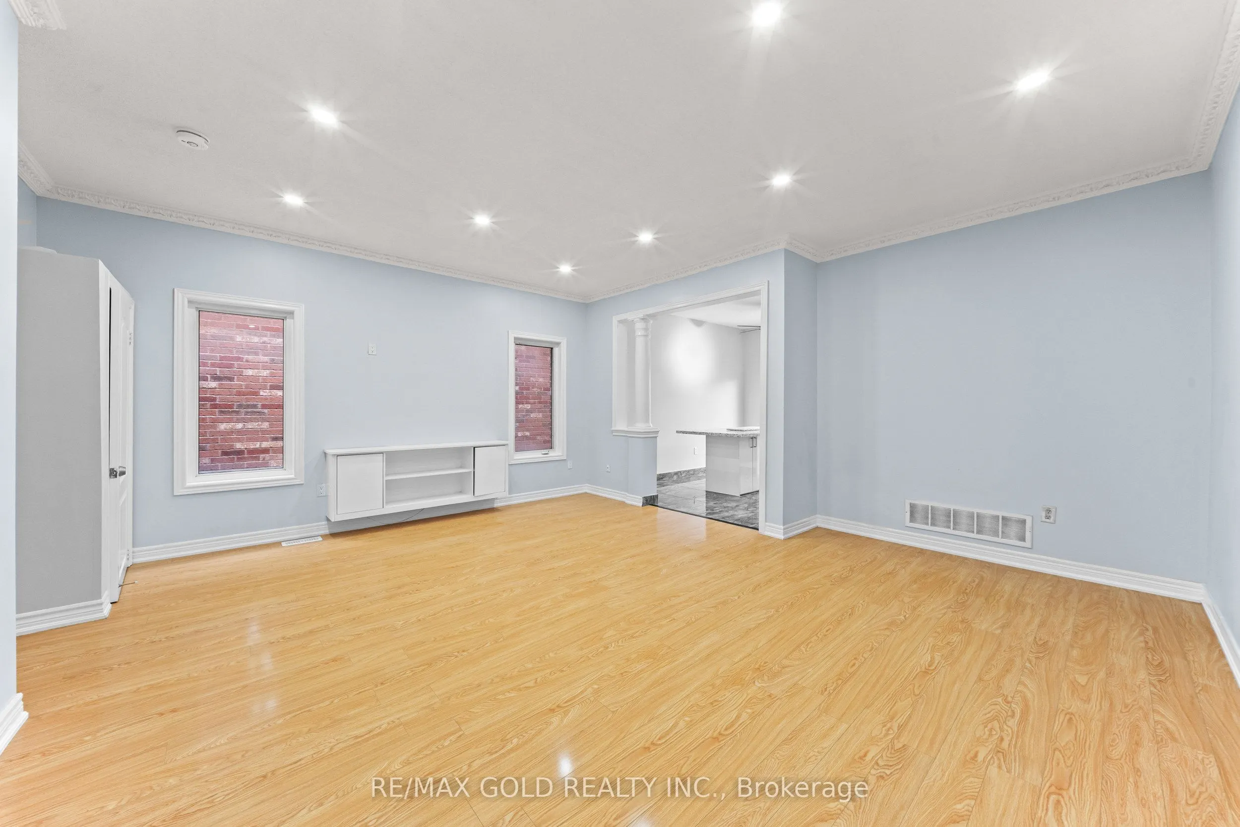 70 Crystalview Crescent