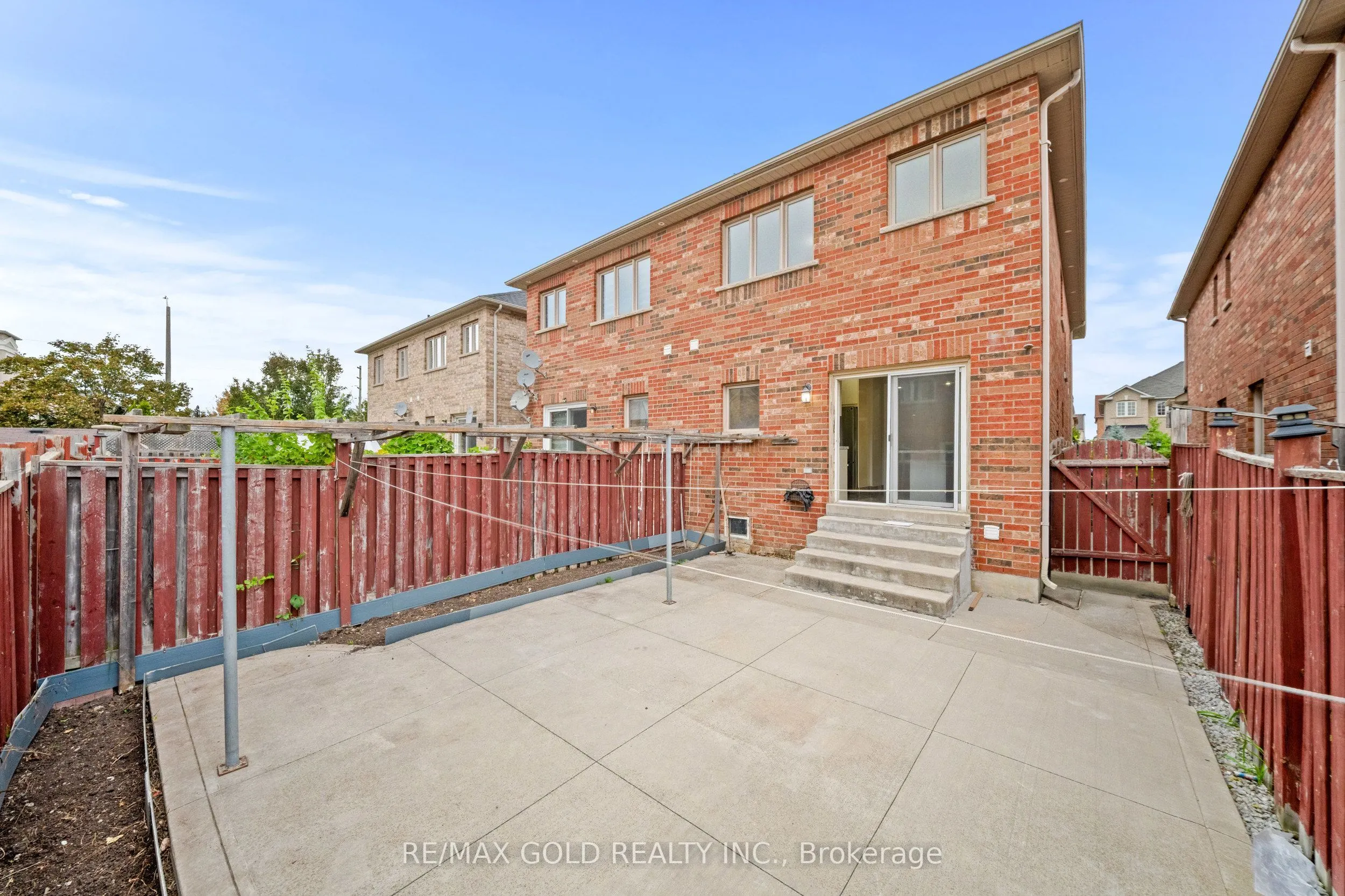70 Crystalview Crescent