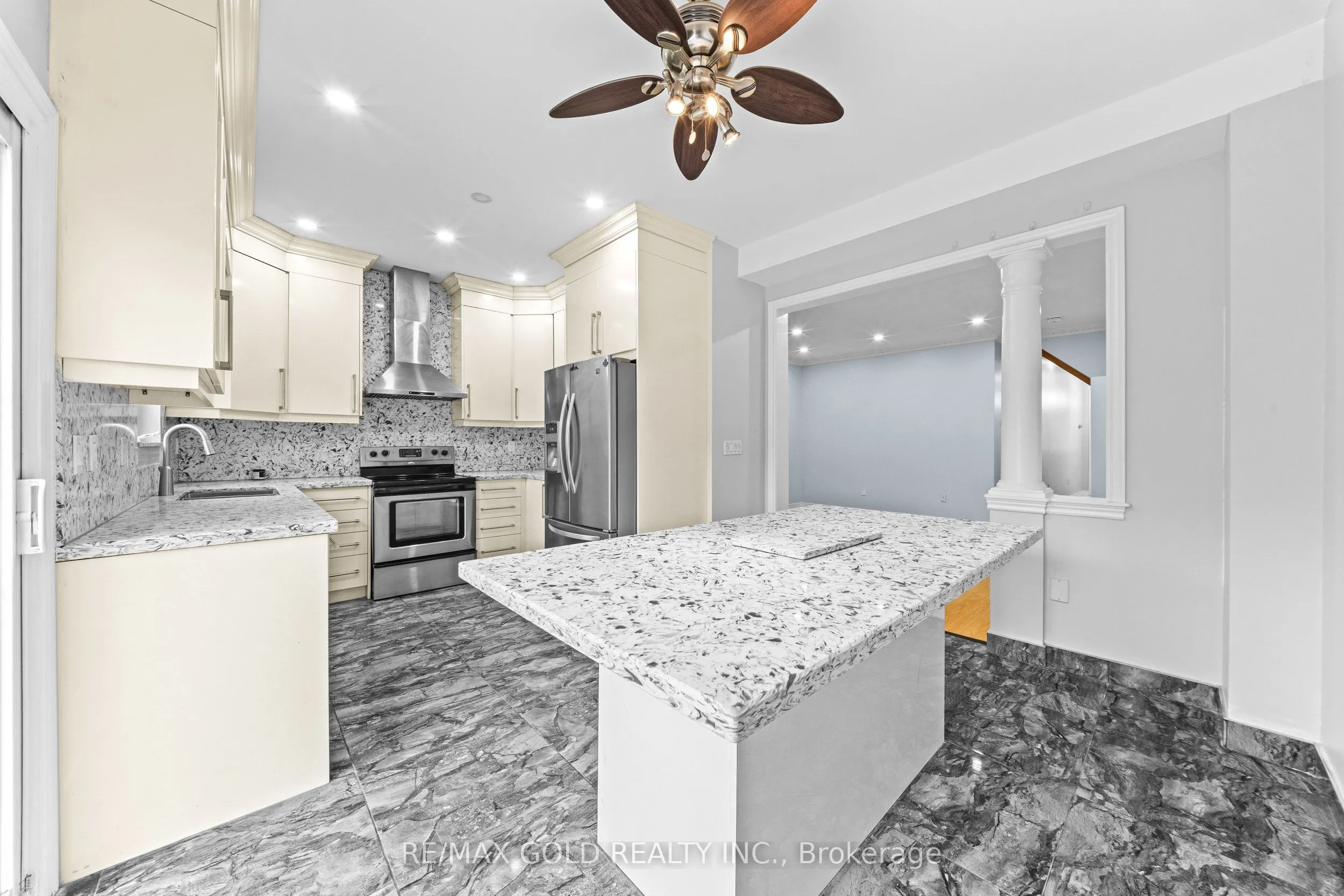 70 Crystalview Crescent