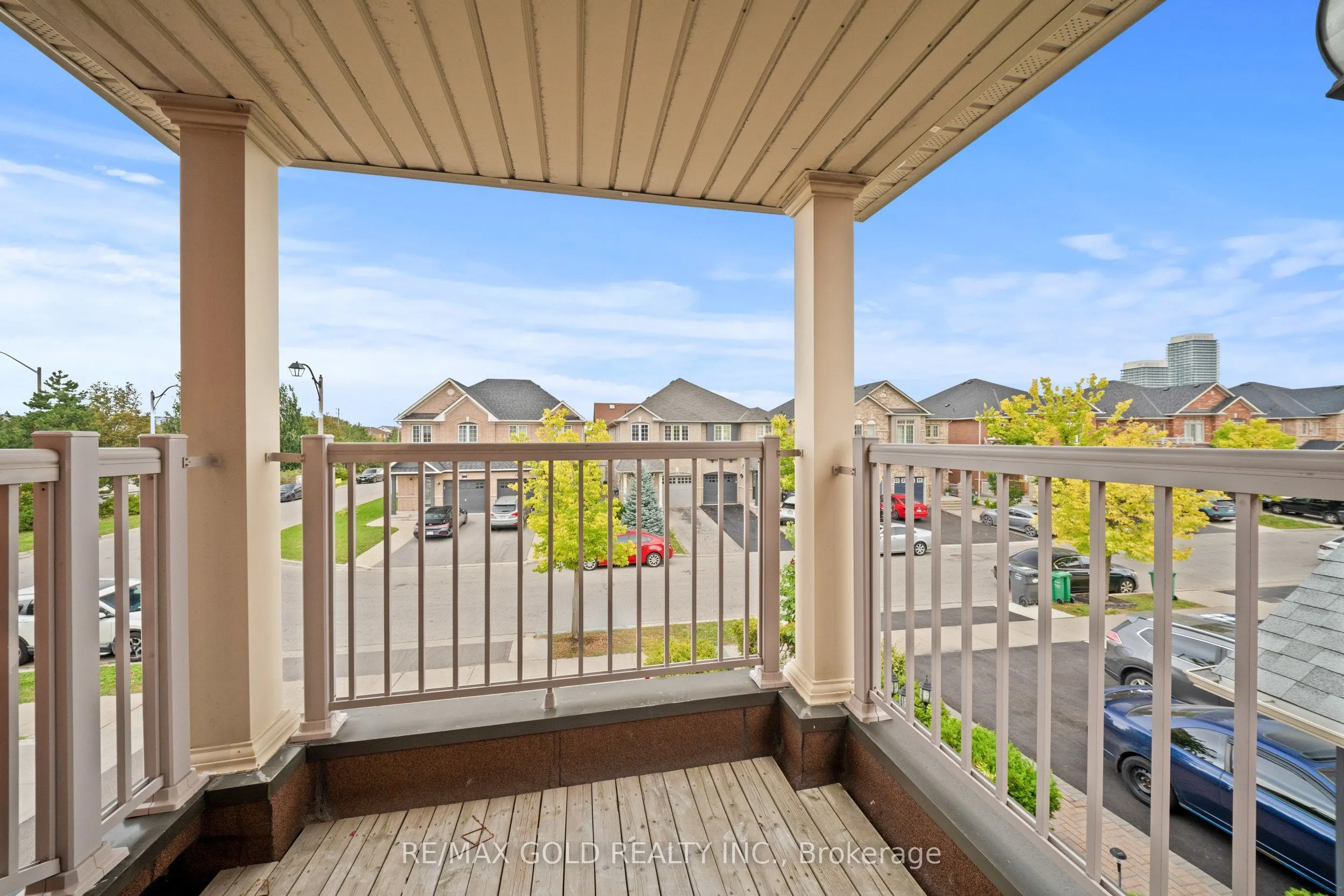 70 Crystalview Crescent