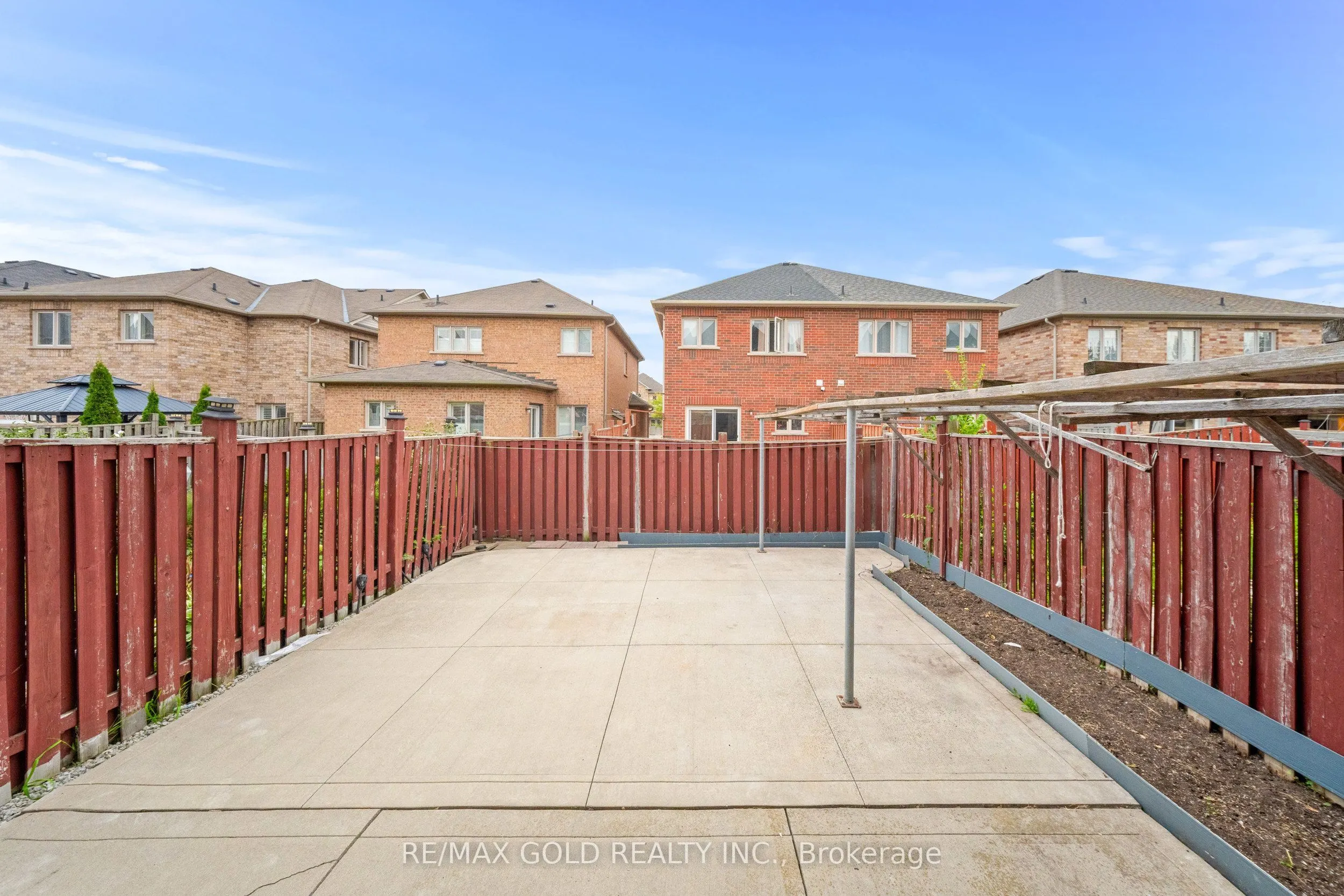 70 Crystalview Crescent