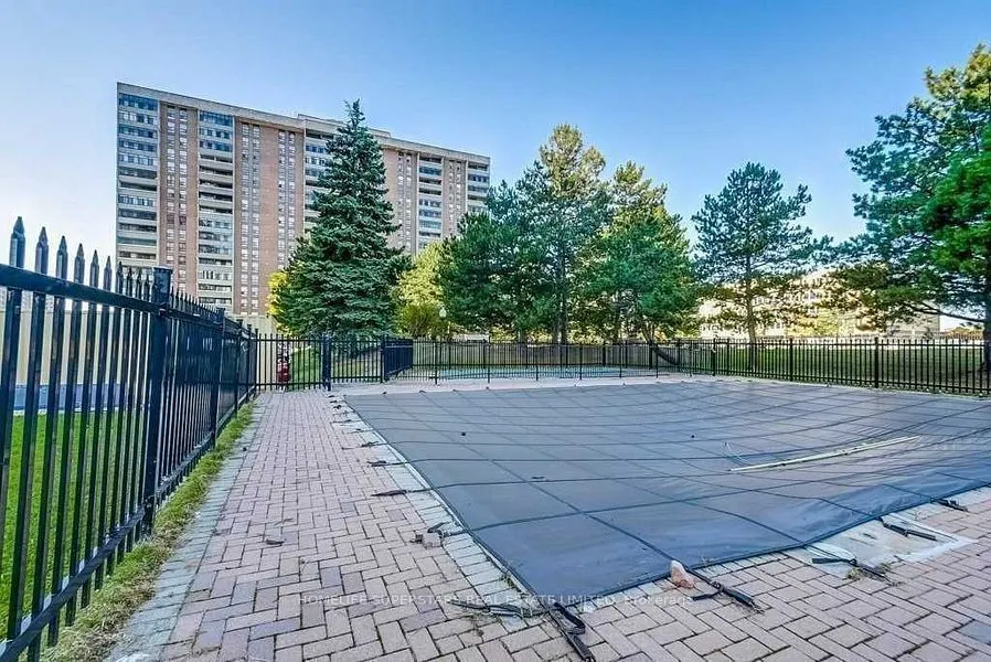 15 Kensington Road #1410