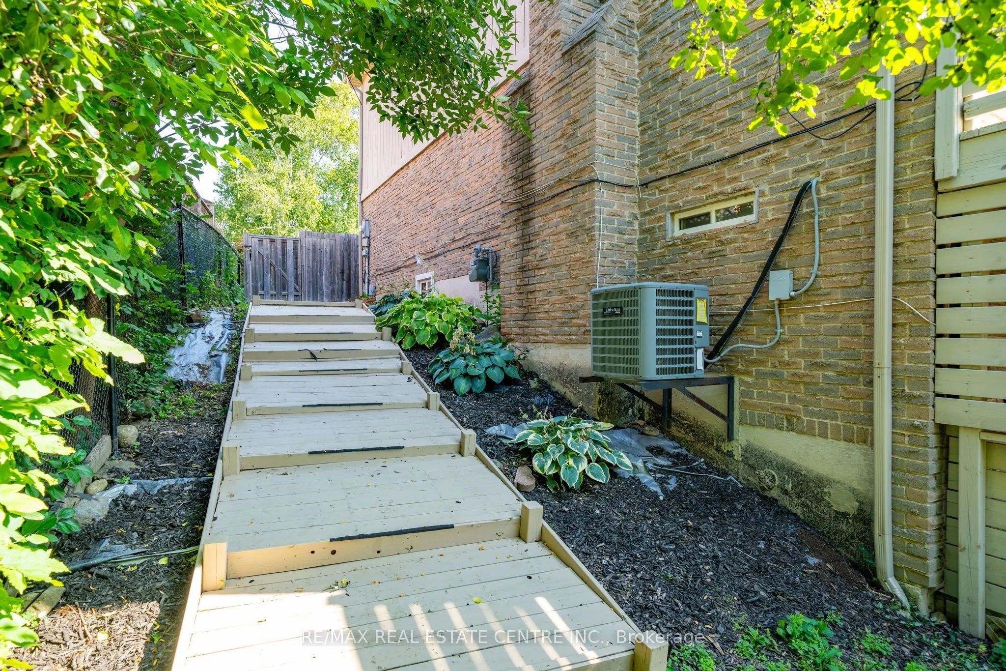 44 Madelaine Crescent