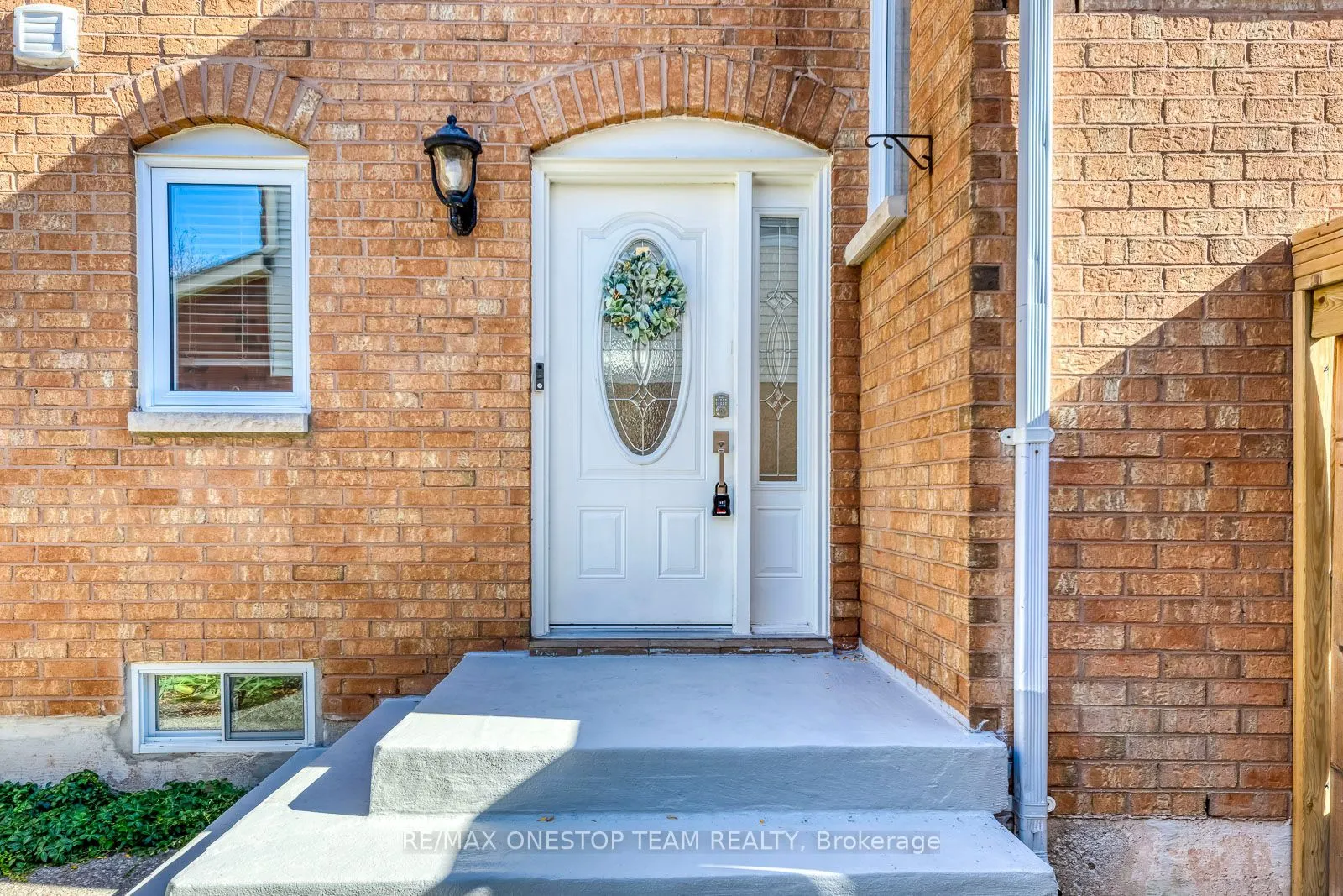 2070 Glenada Crescent