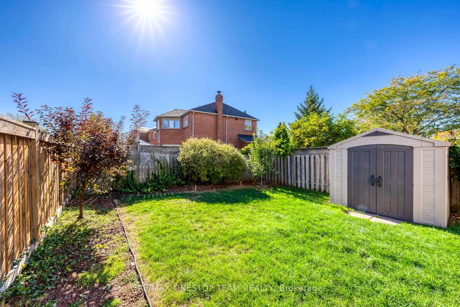 2070 Glenada Crescent