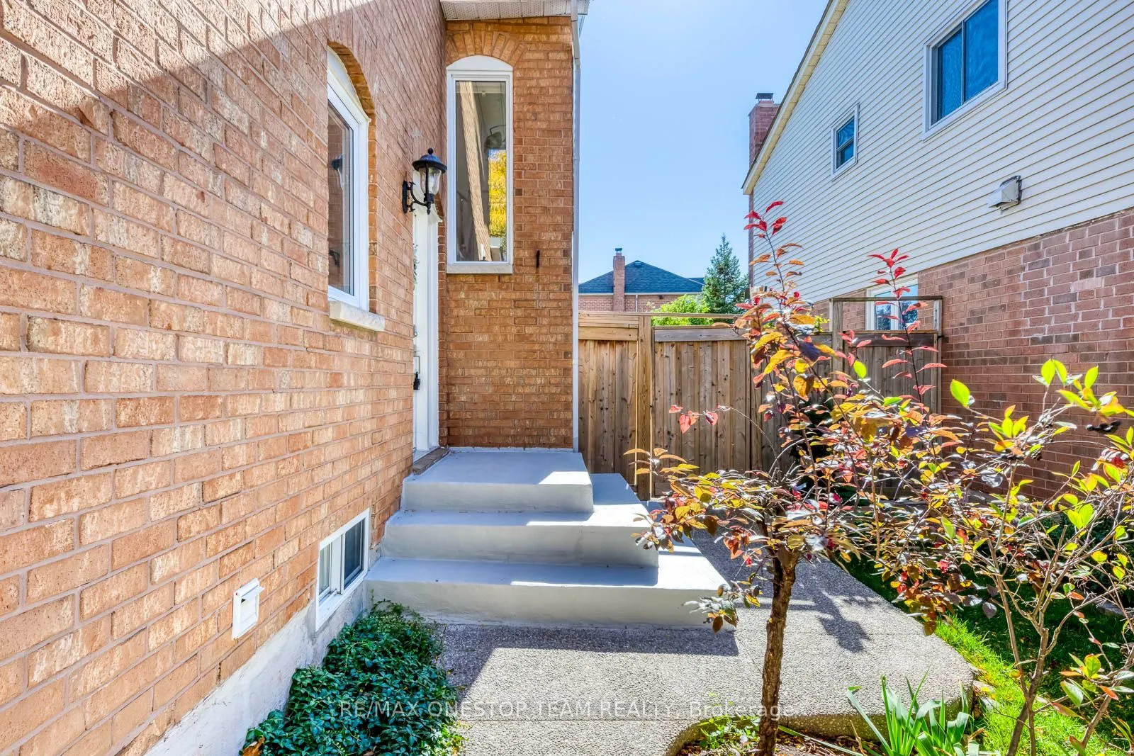 2070 Glenada Crescent