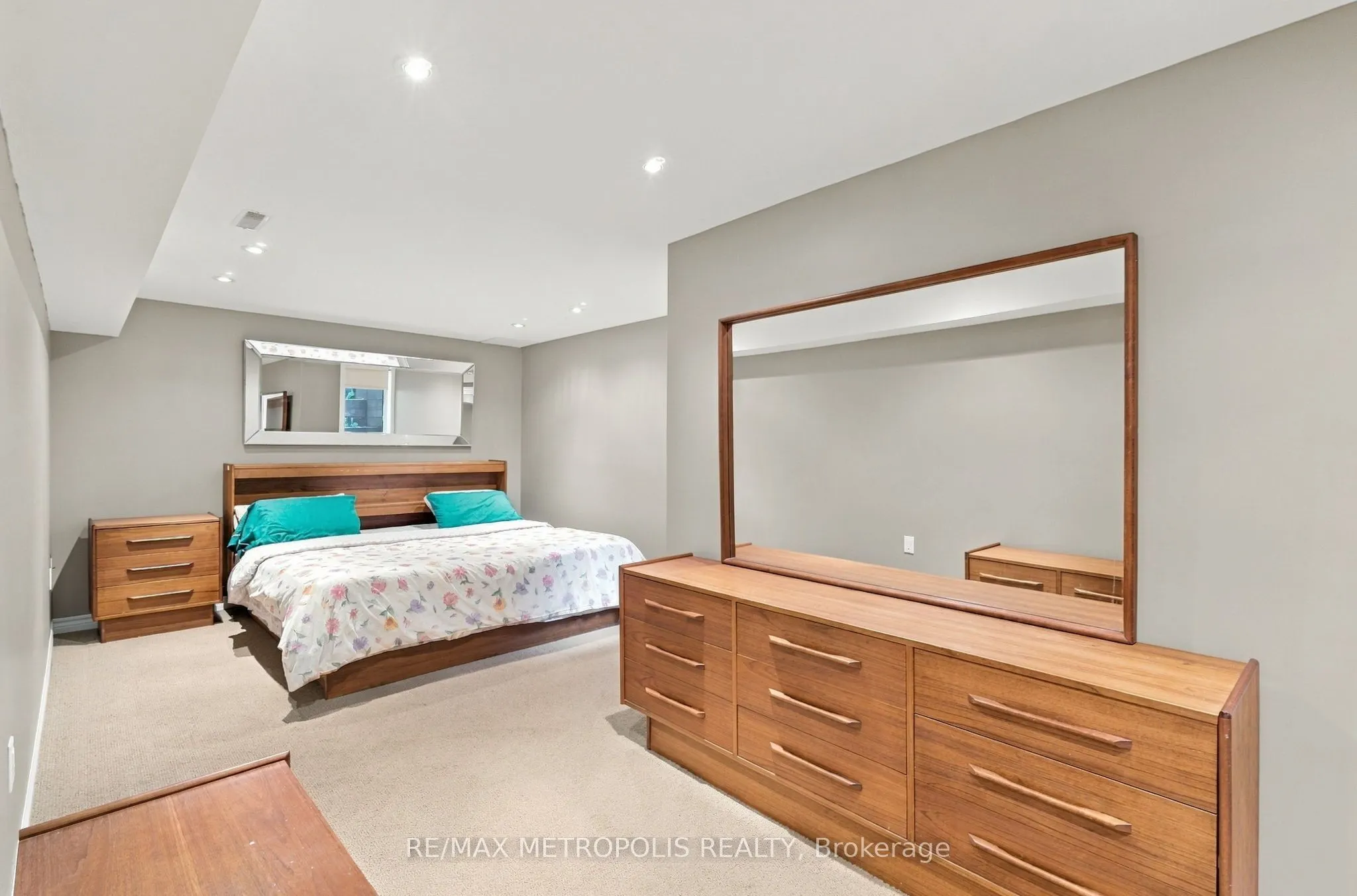 1228 Elgin Crescent