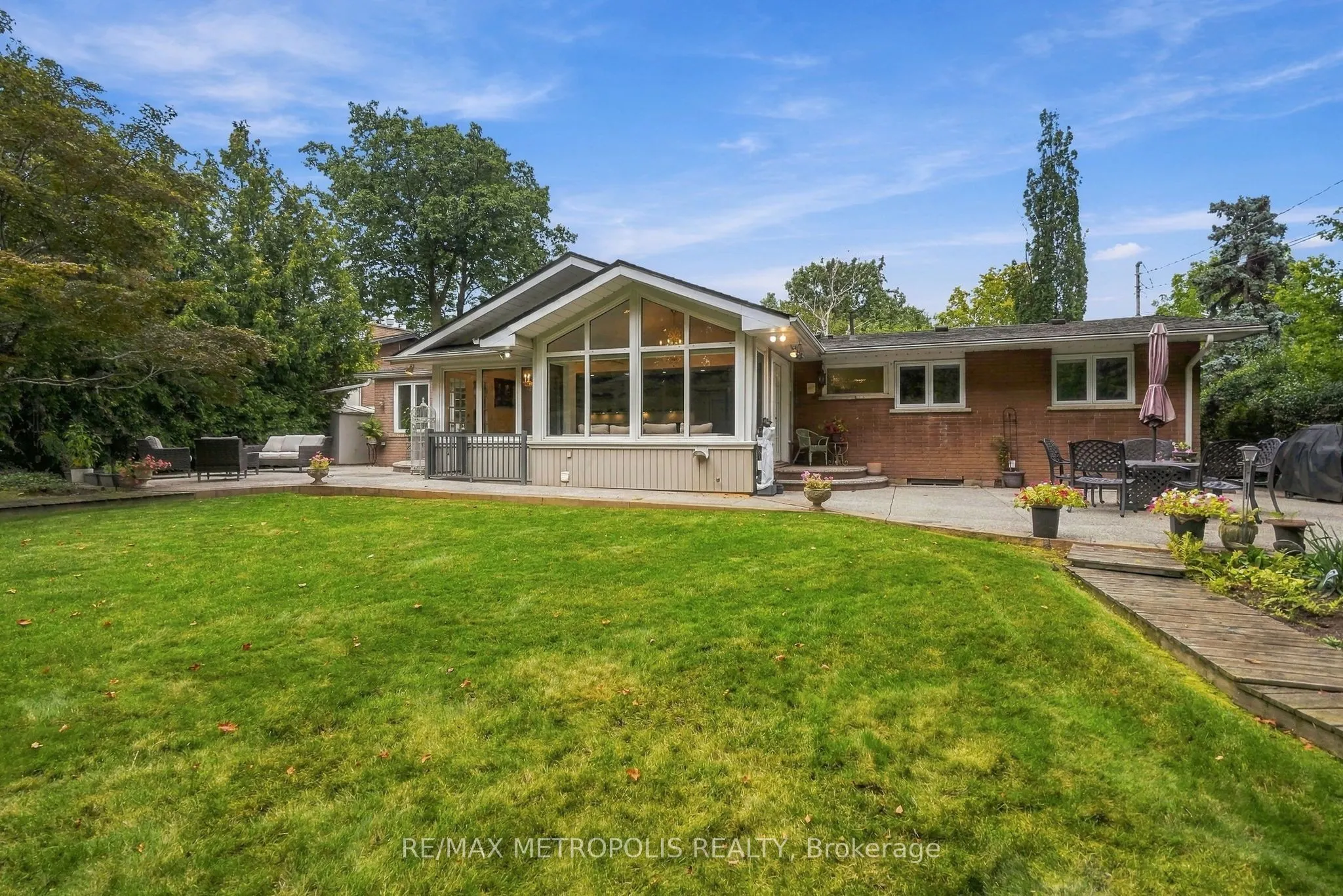 1228 Elgin Crescent