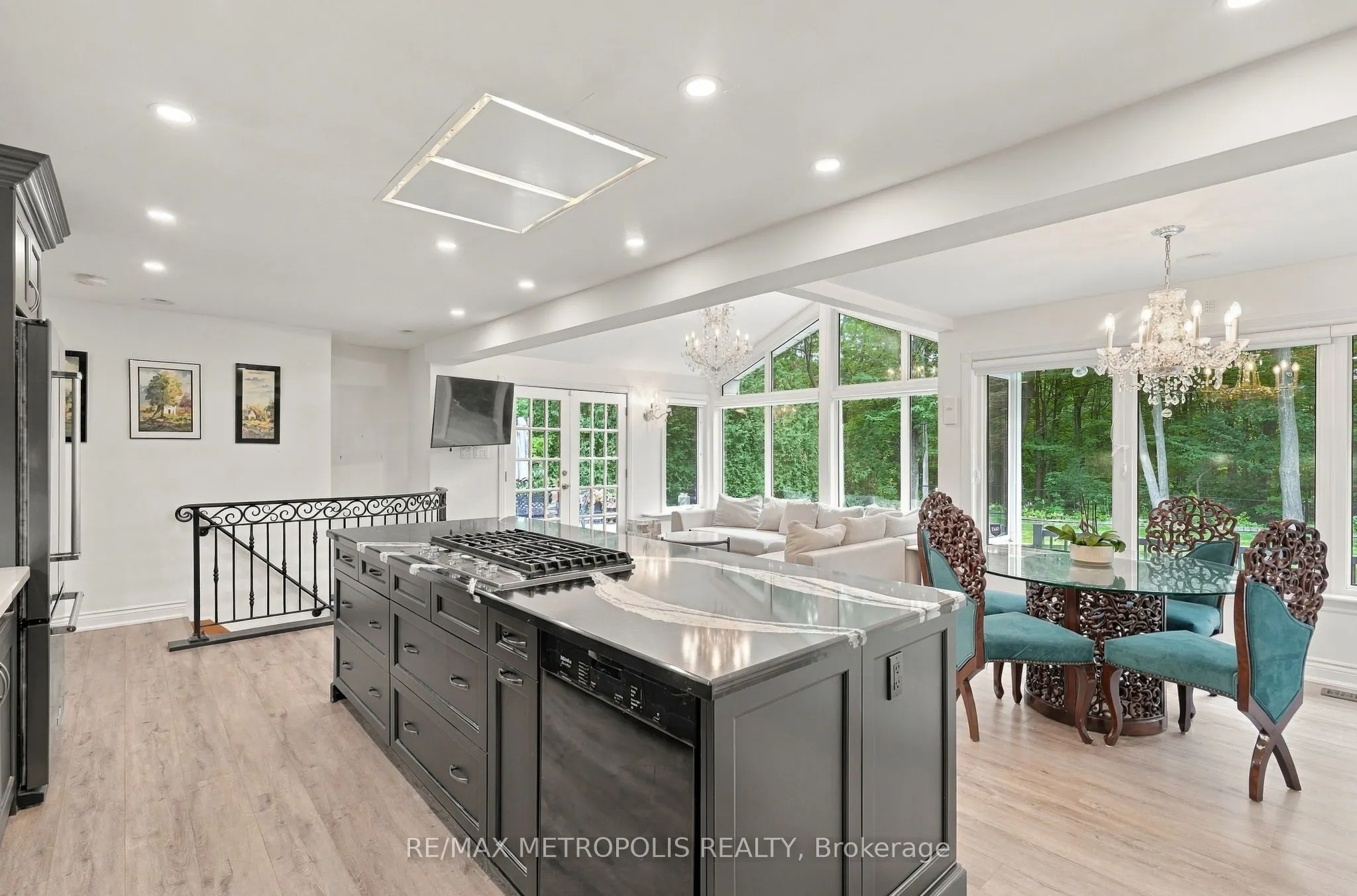 1228 Elgin Crescent
