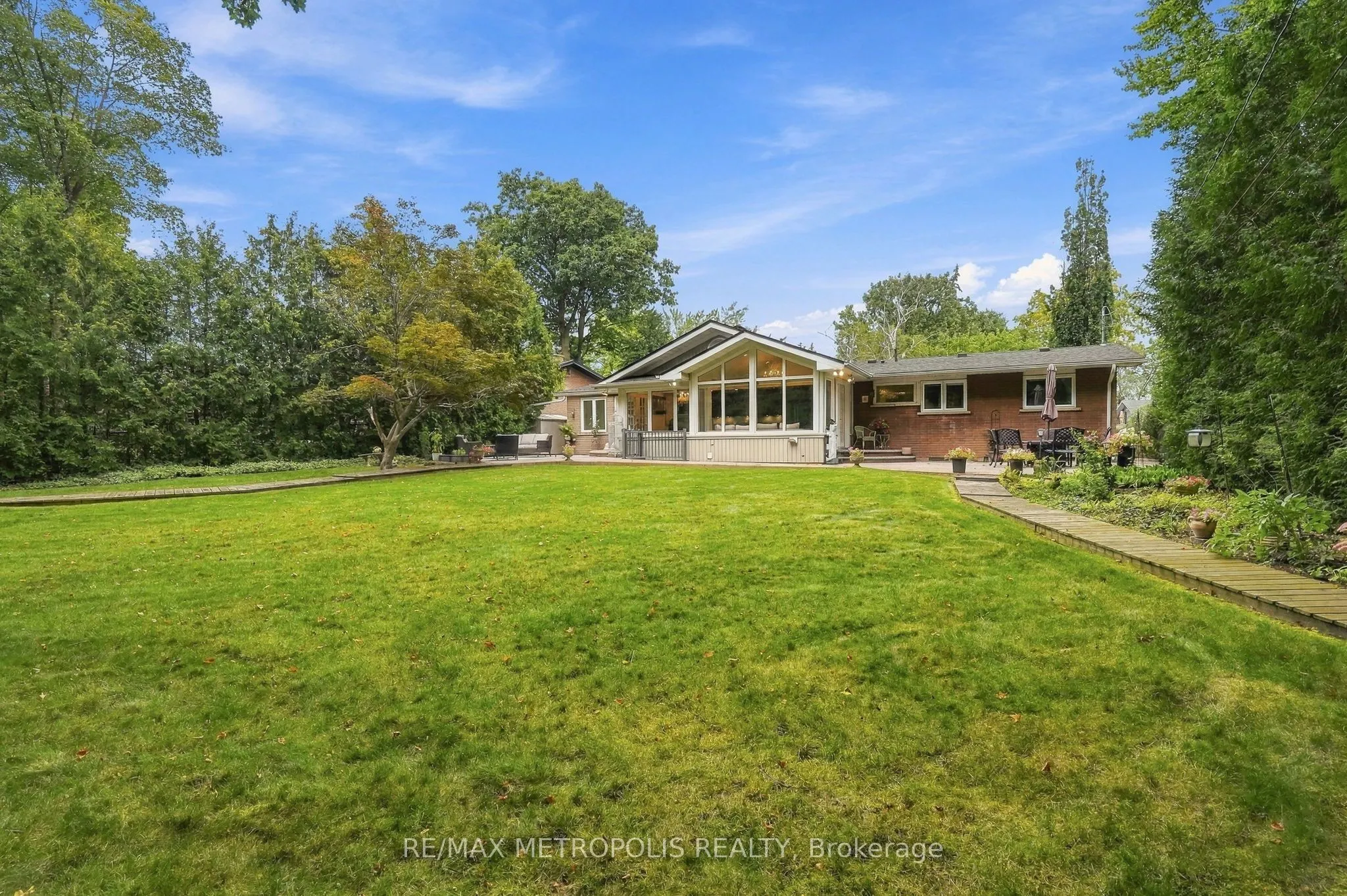 1228 Elgin Crescent