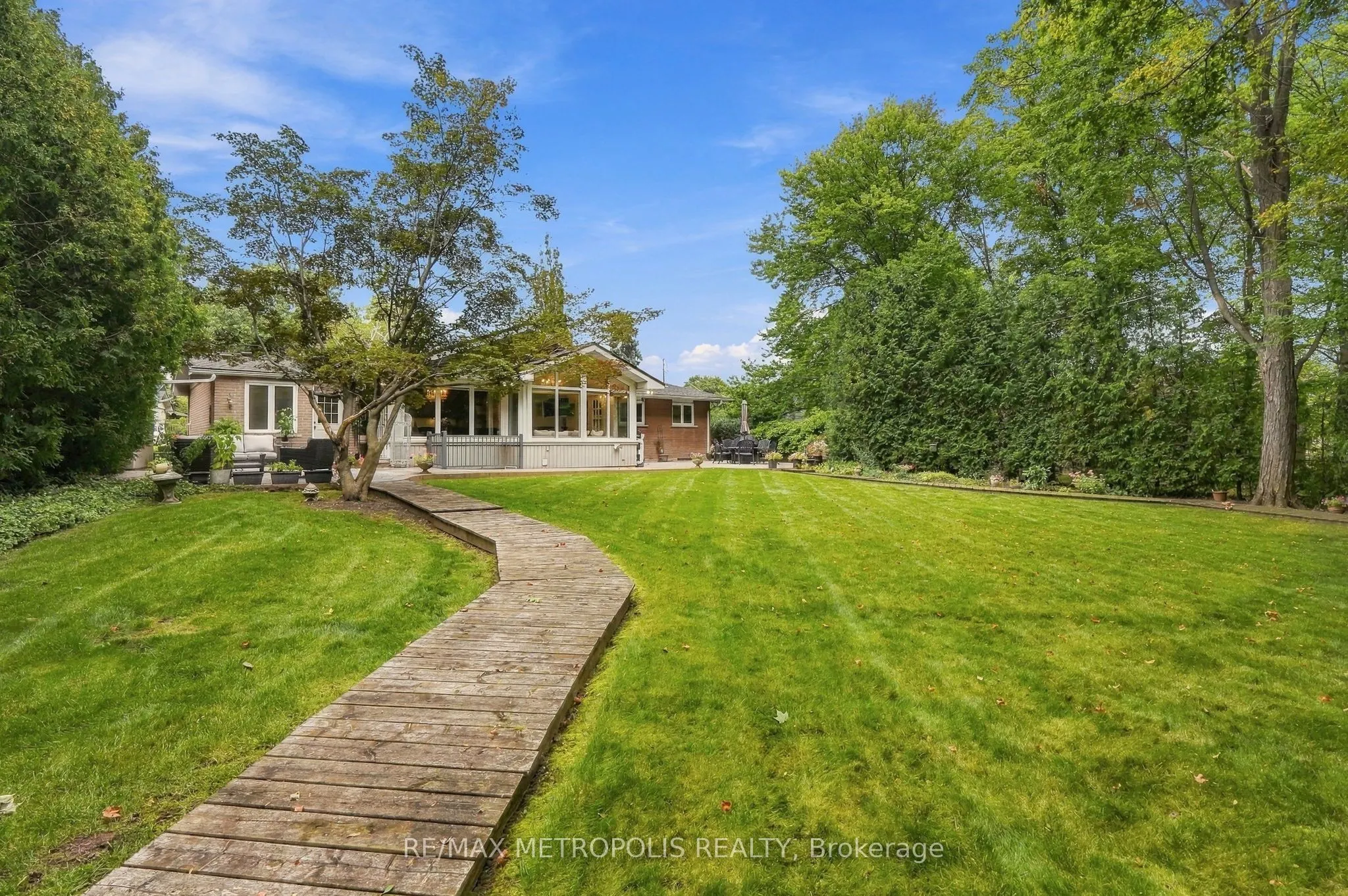 1228 Elgin Crescent