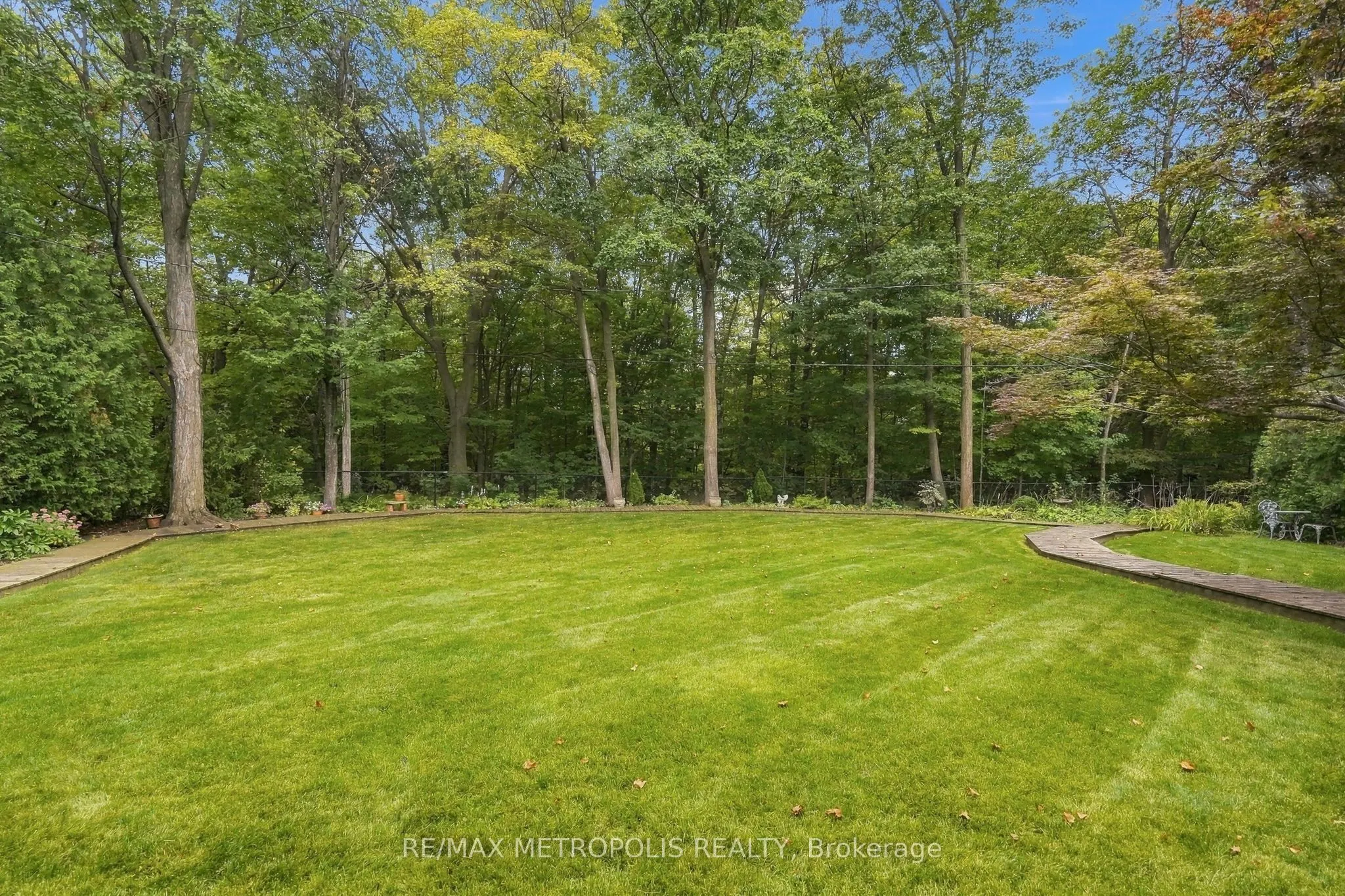 1228 Elgin Crescent