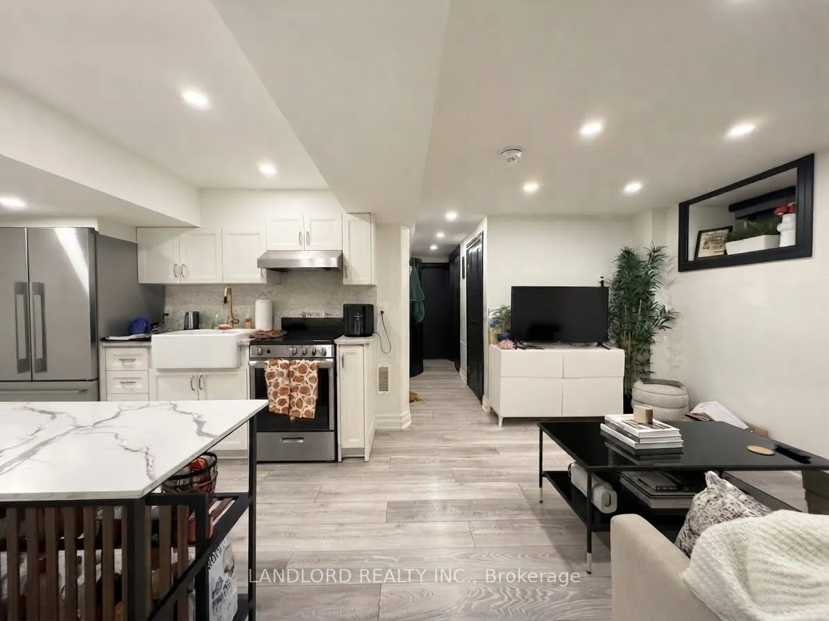 121 Sorauren Avenue #4