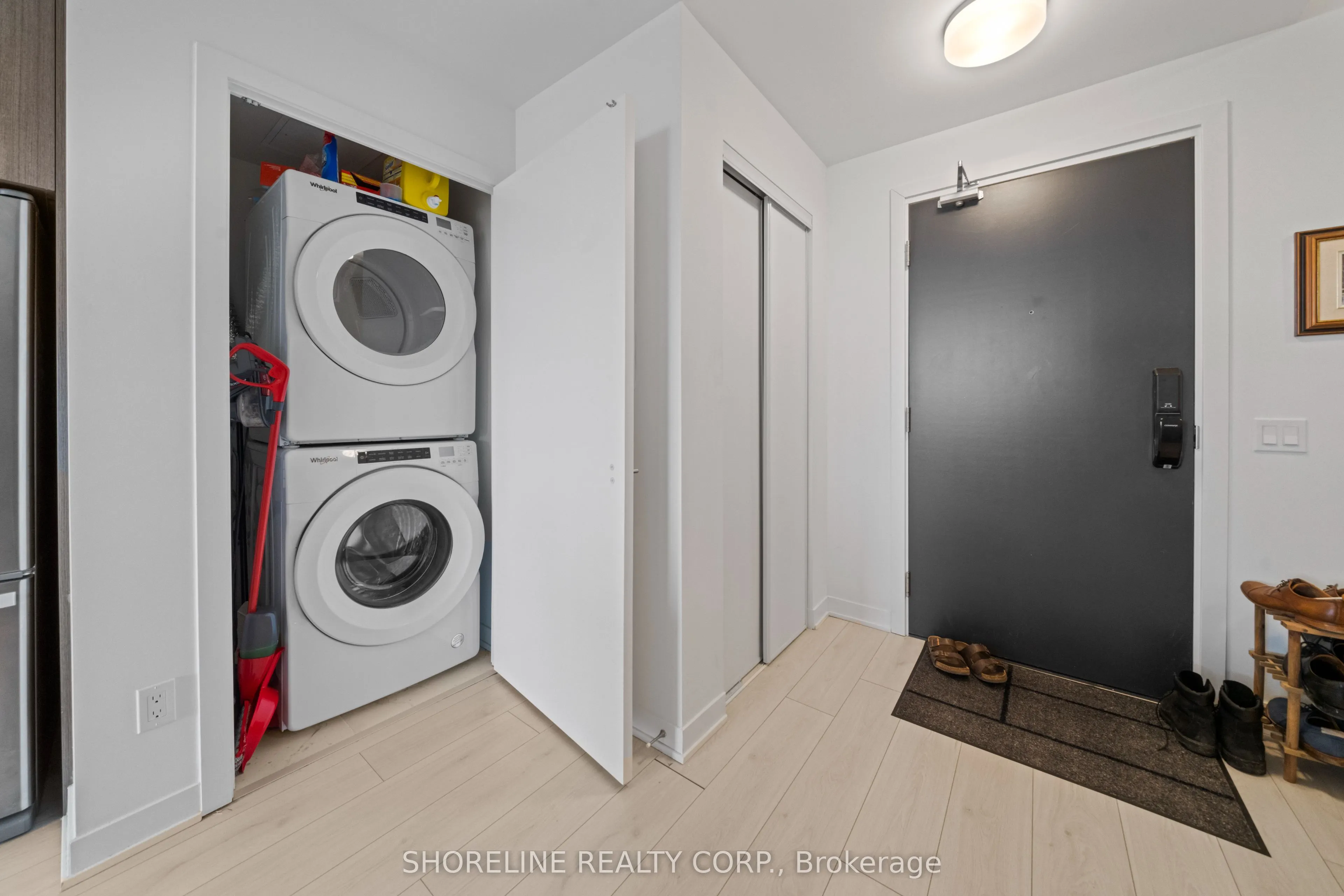 405 Dundas Street W #412