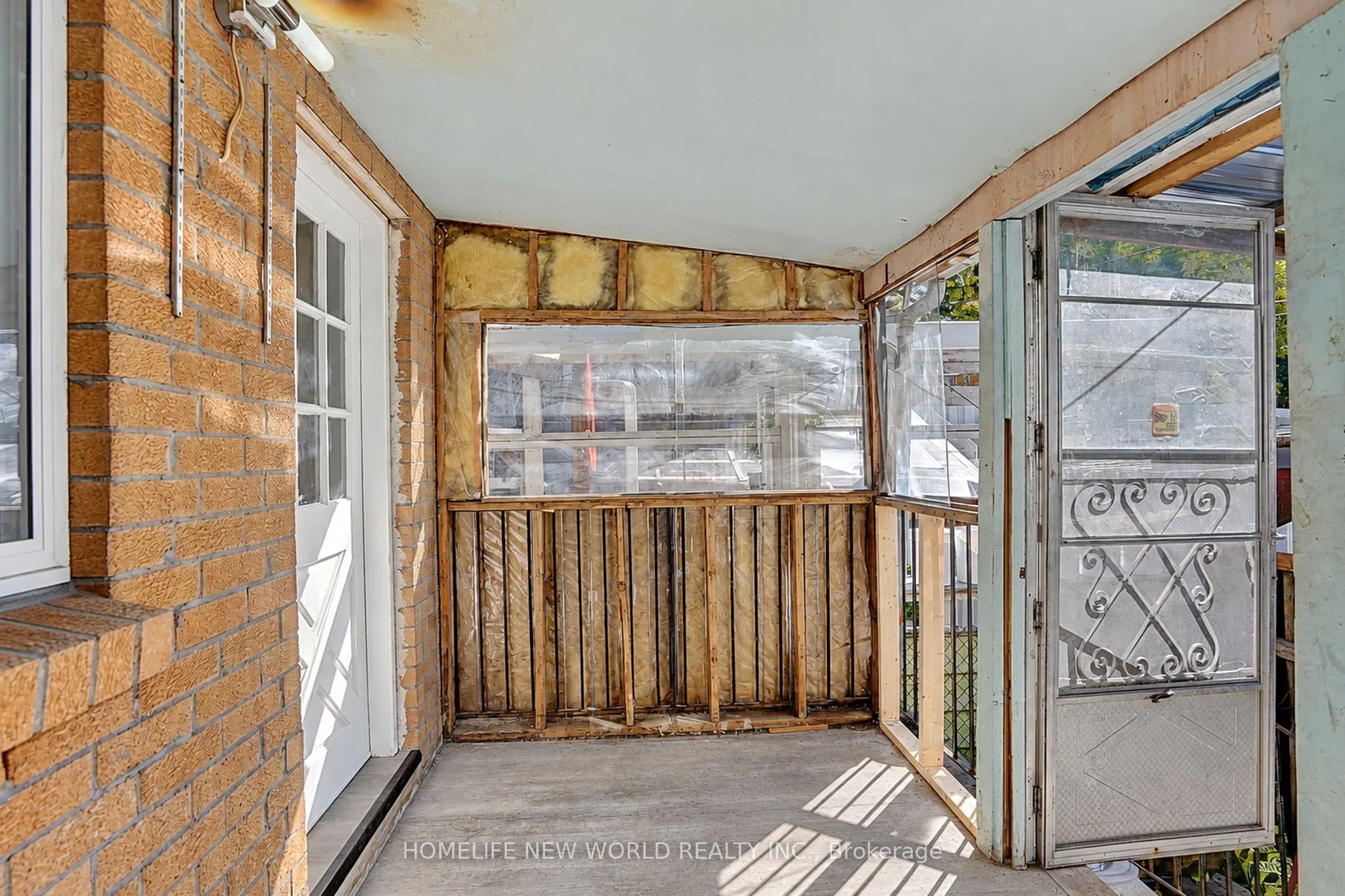 2001 Dundas Street W