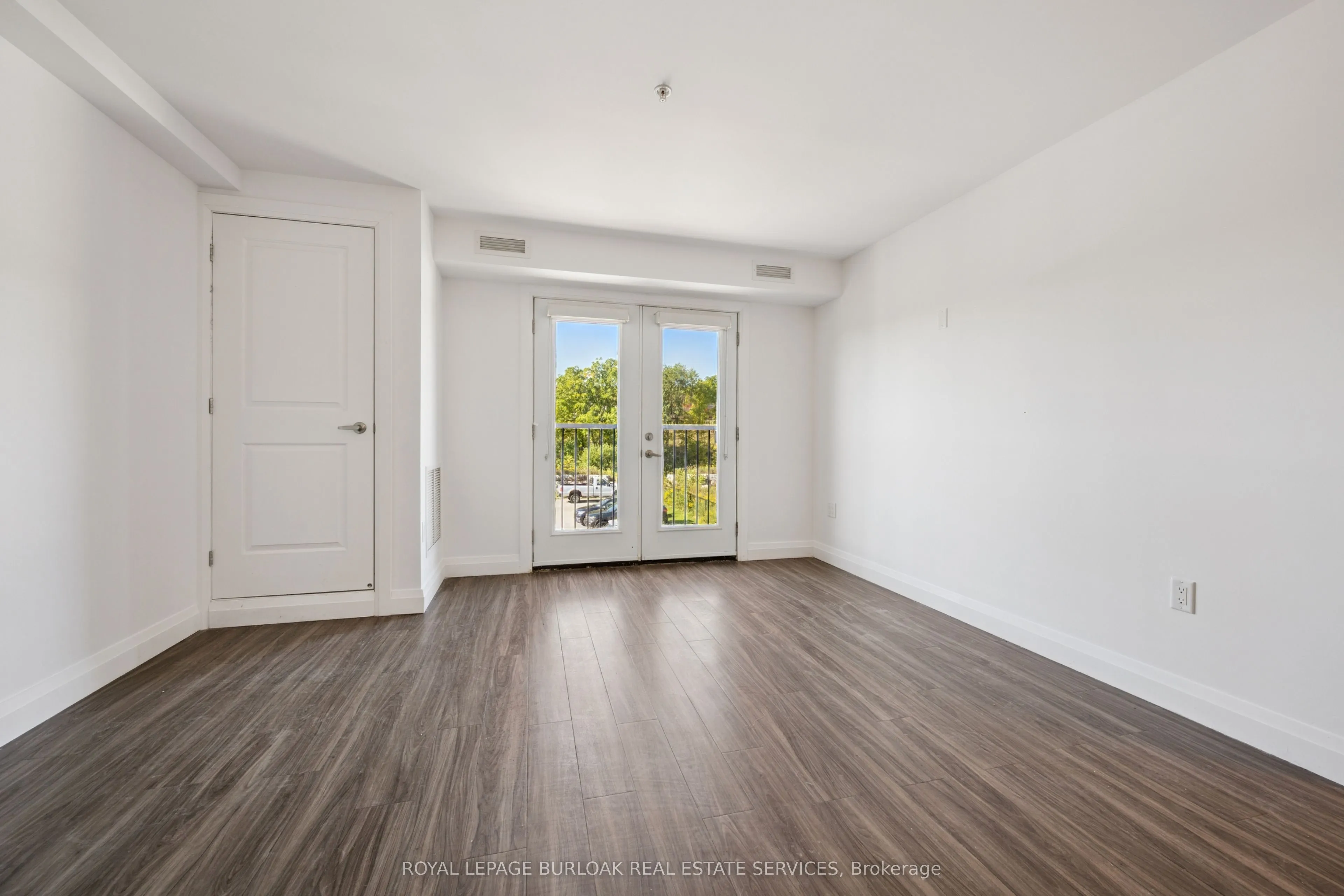 100 Bronte Street S