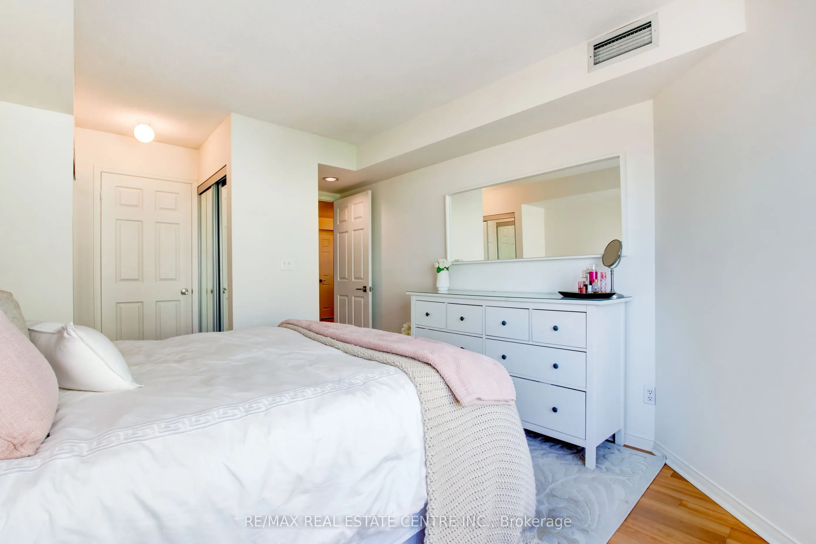 190 Manitoba Street #706