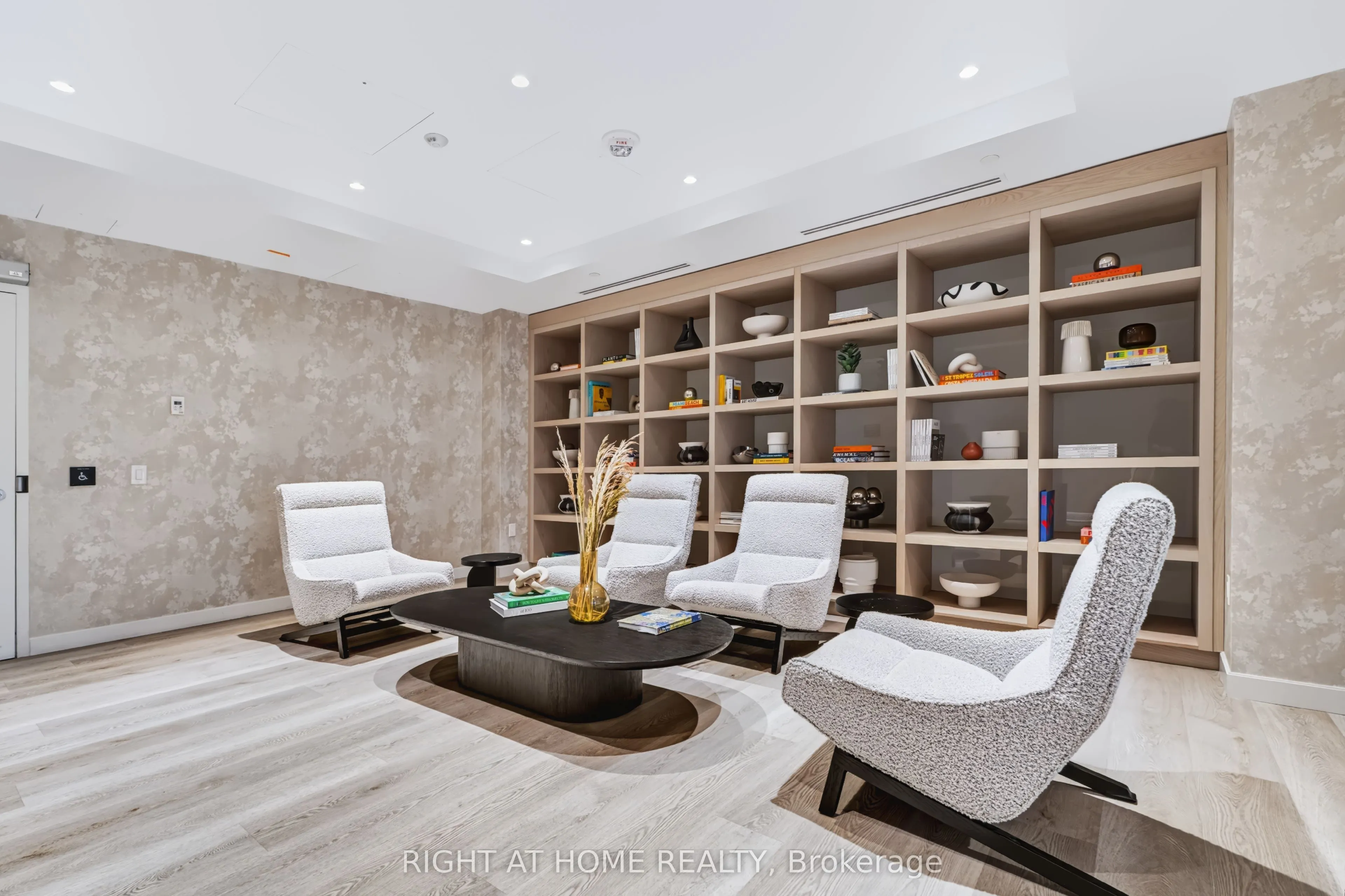 86 Dundas Street E #422
