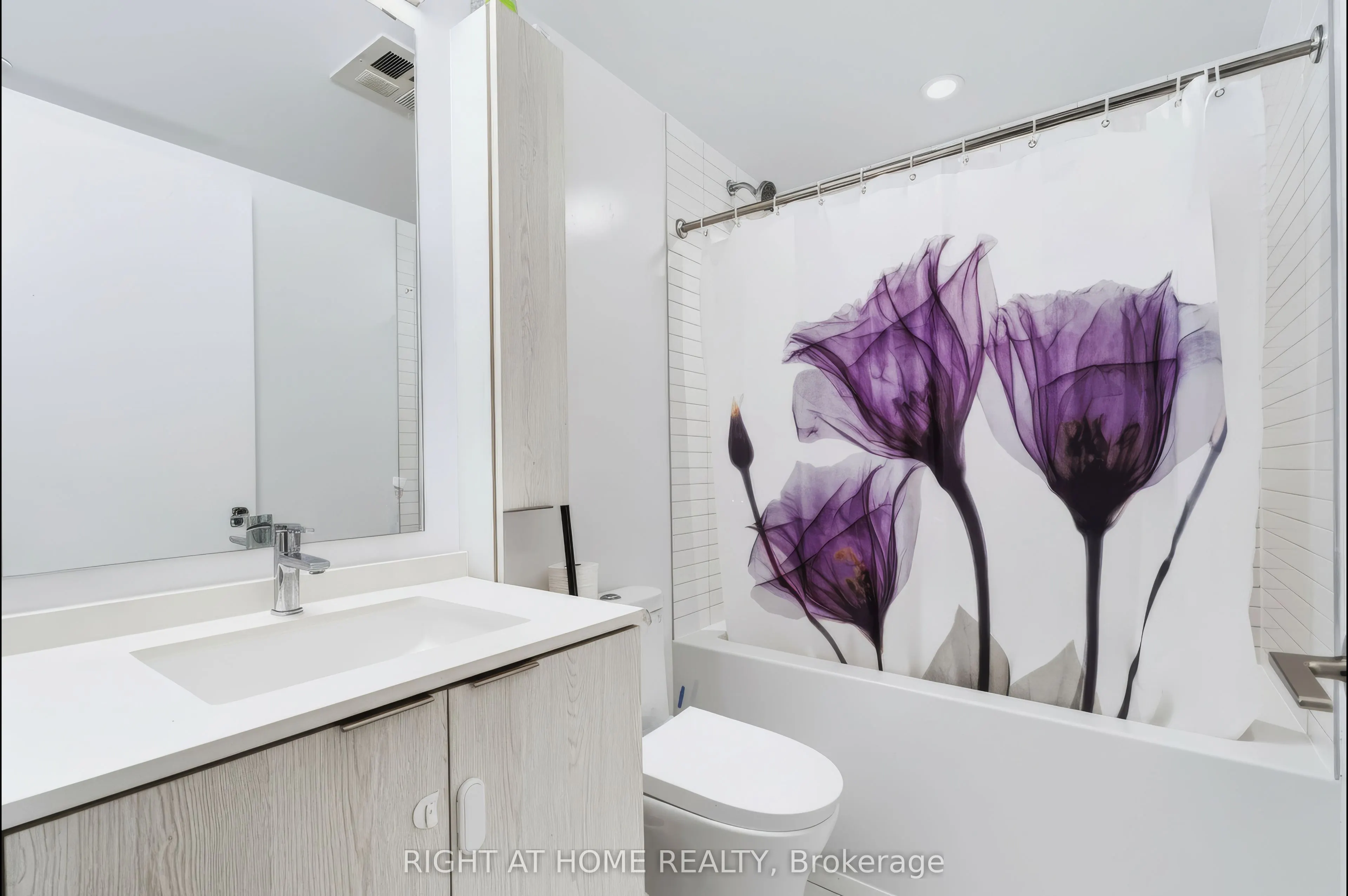86 Dundas Street E #422