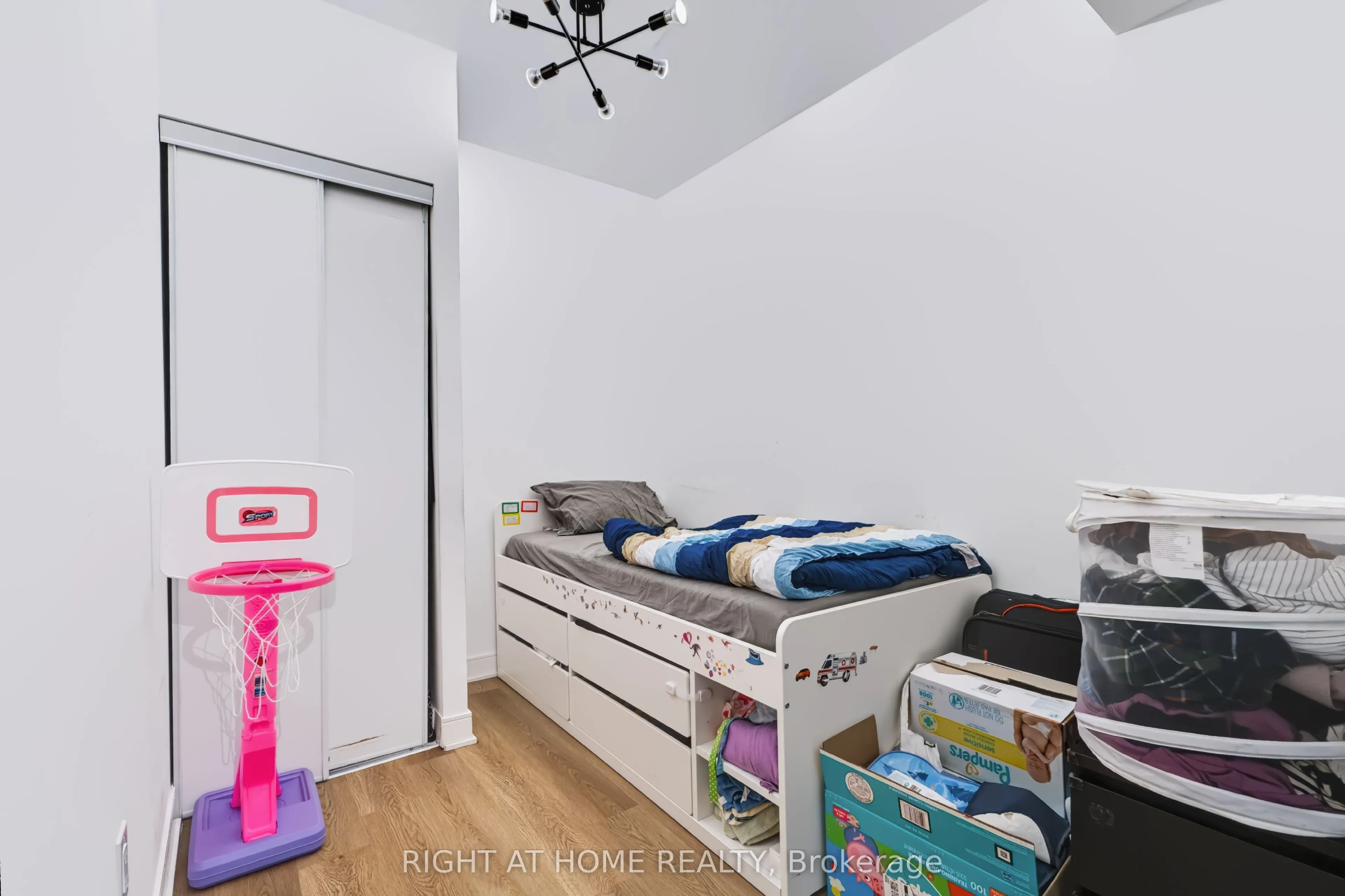 86 Dundas Street E #422