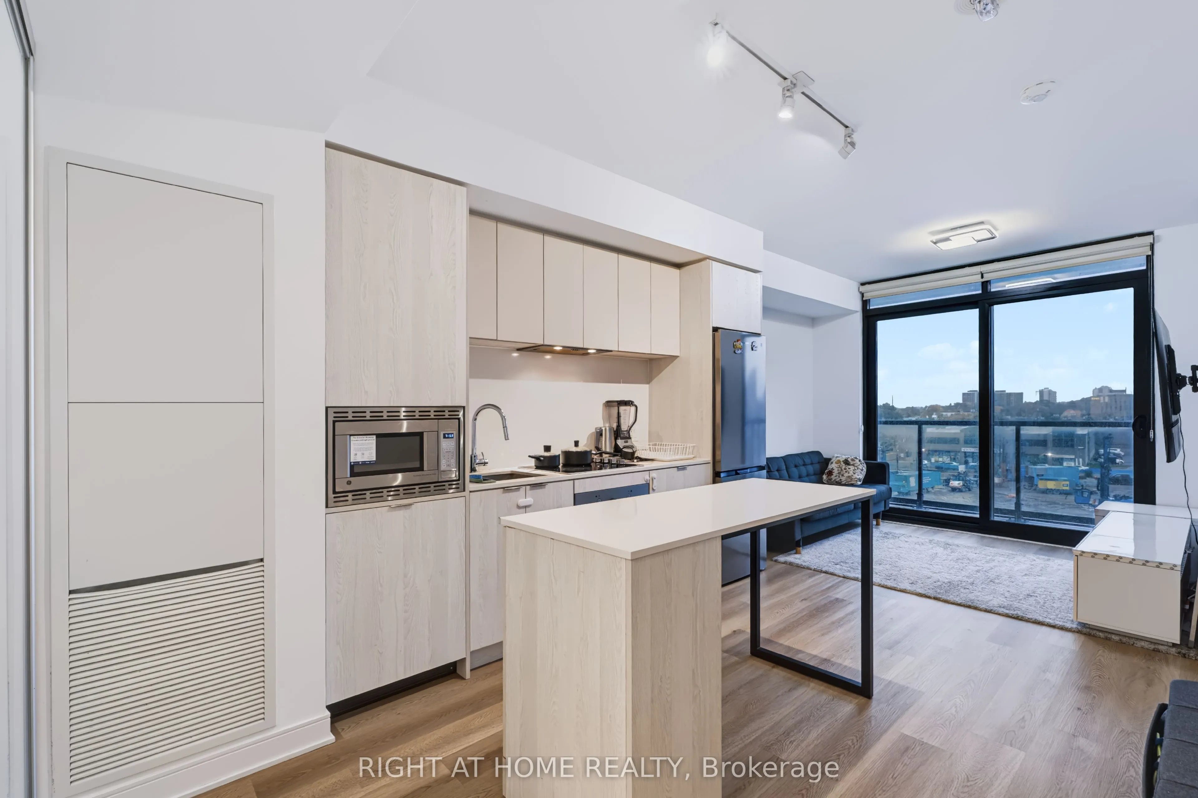 86 Dundas Street E #422
