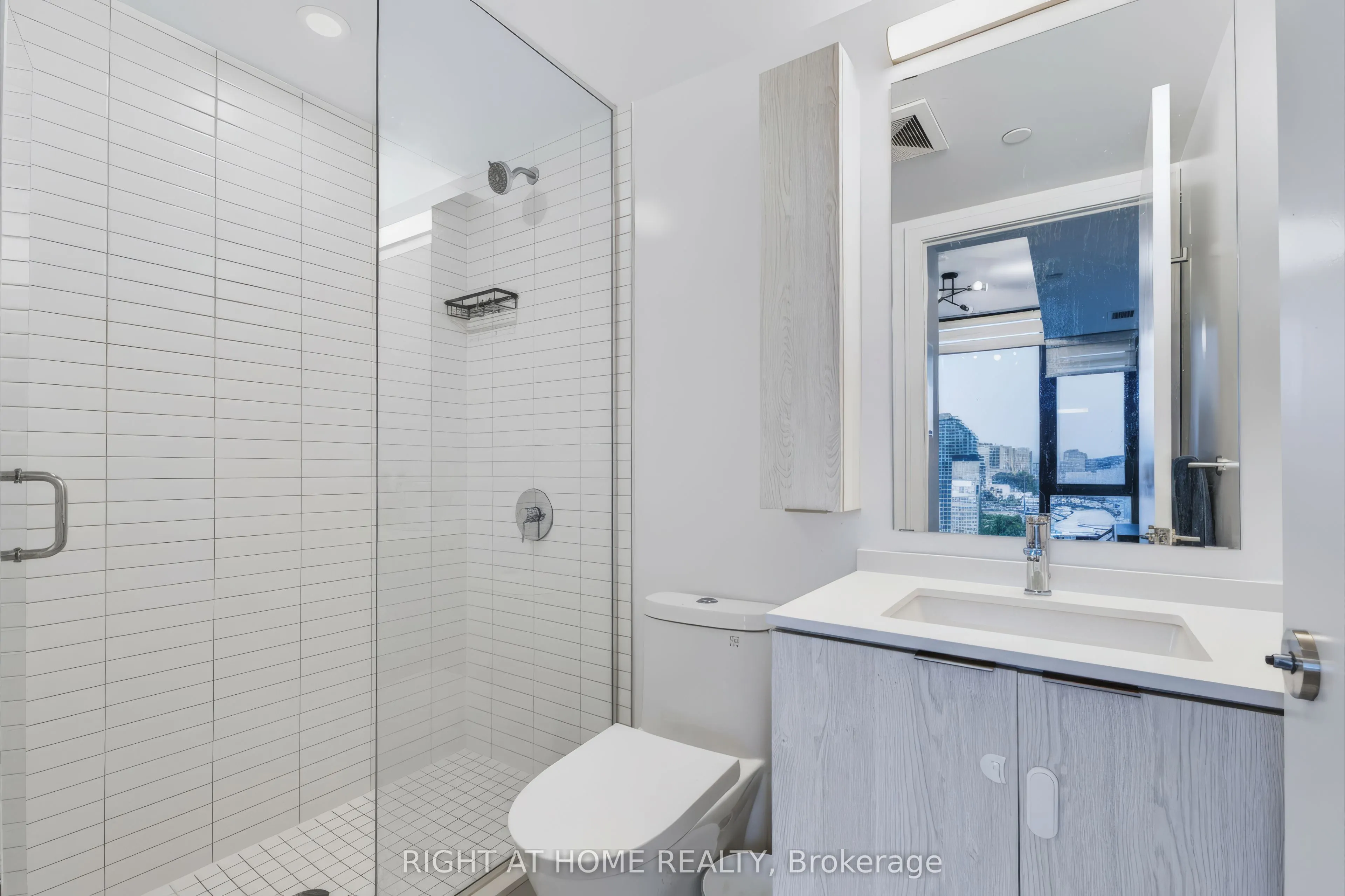 86 Dundas Street E #422