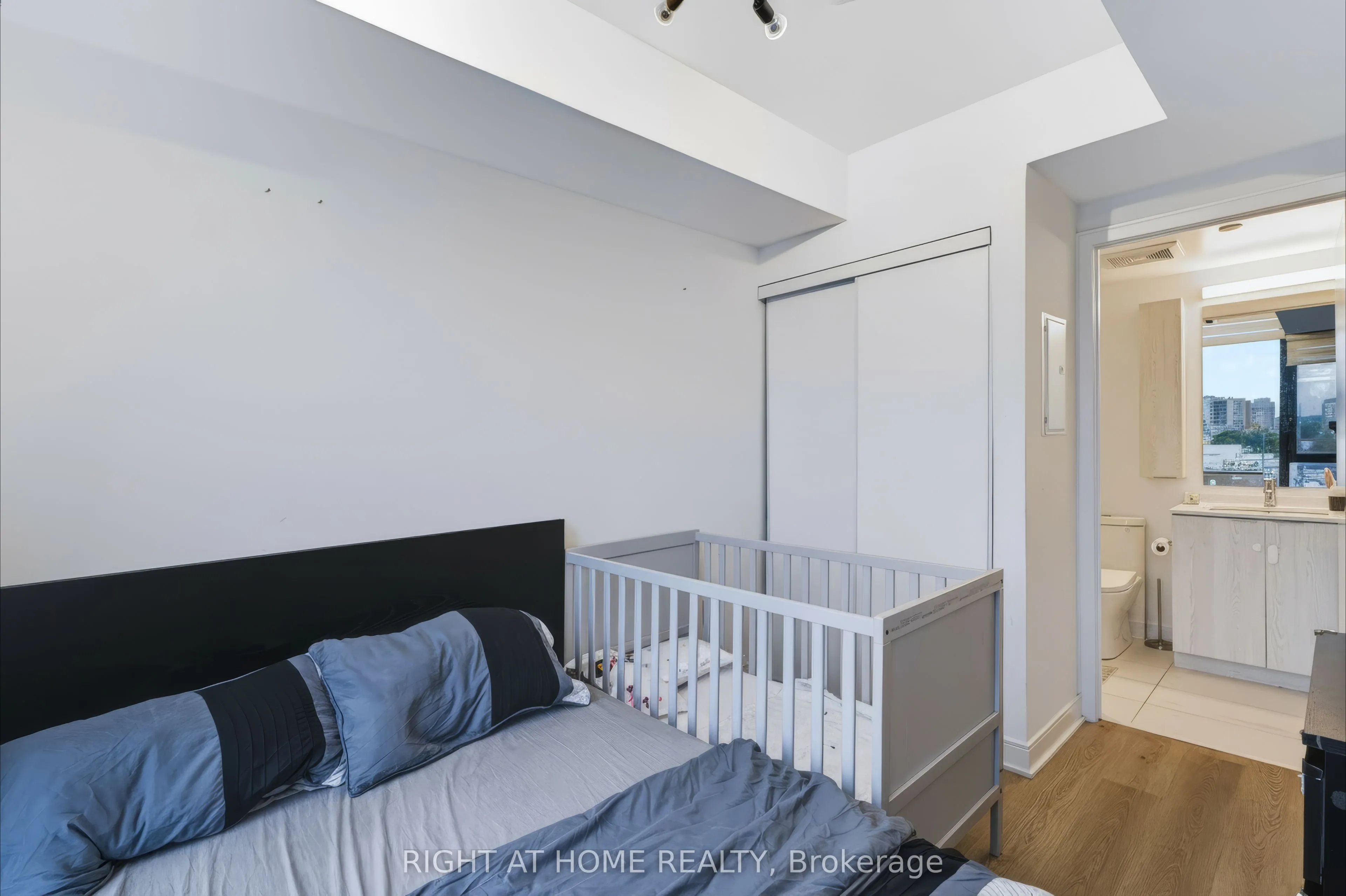 86 Dundas Street E #422
