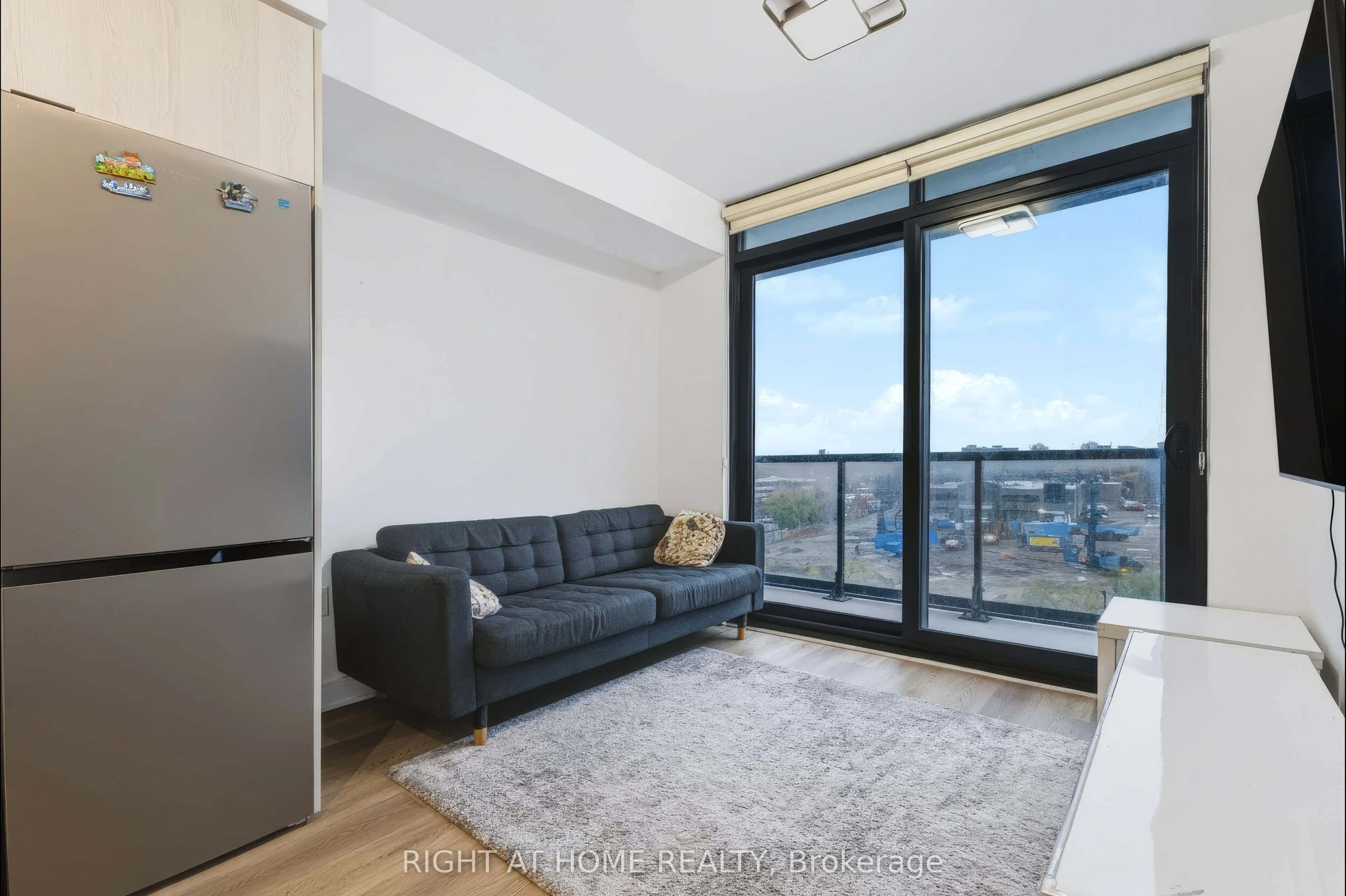 86 Dundas Street E #422