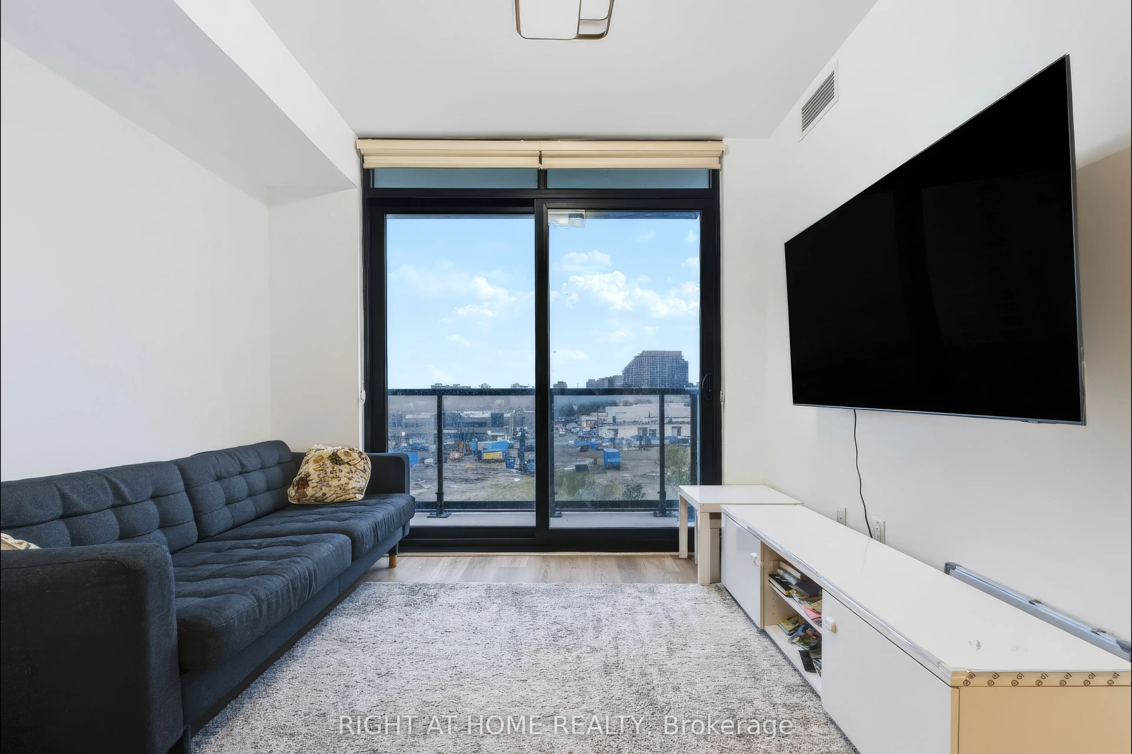 86 Dundas Street E #422