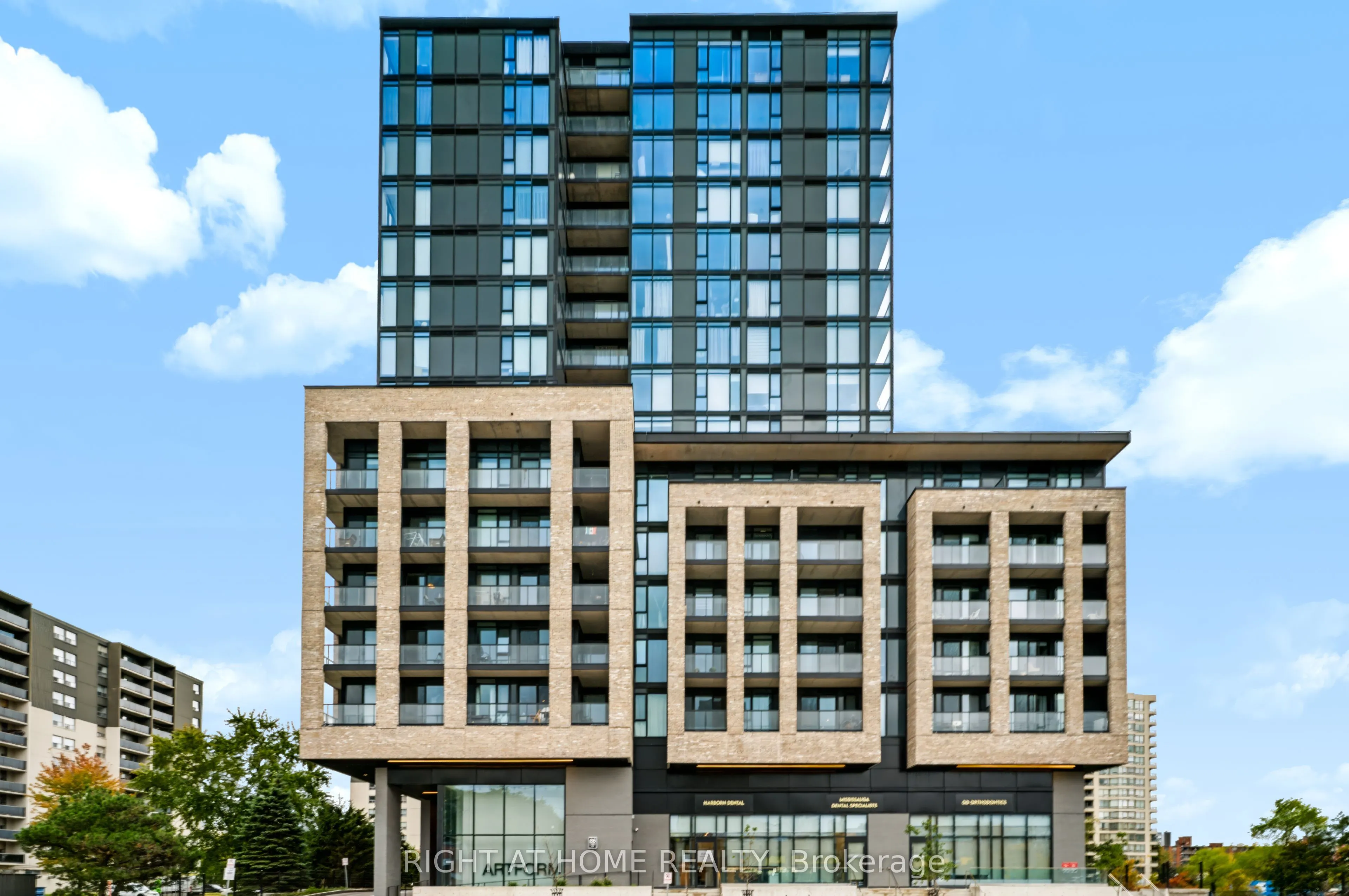 86 Dundas Street E #422