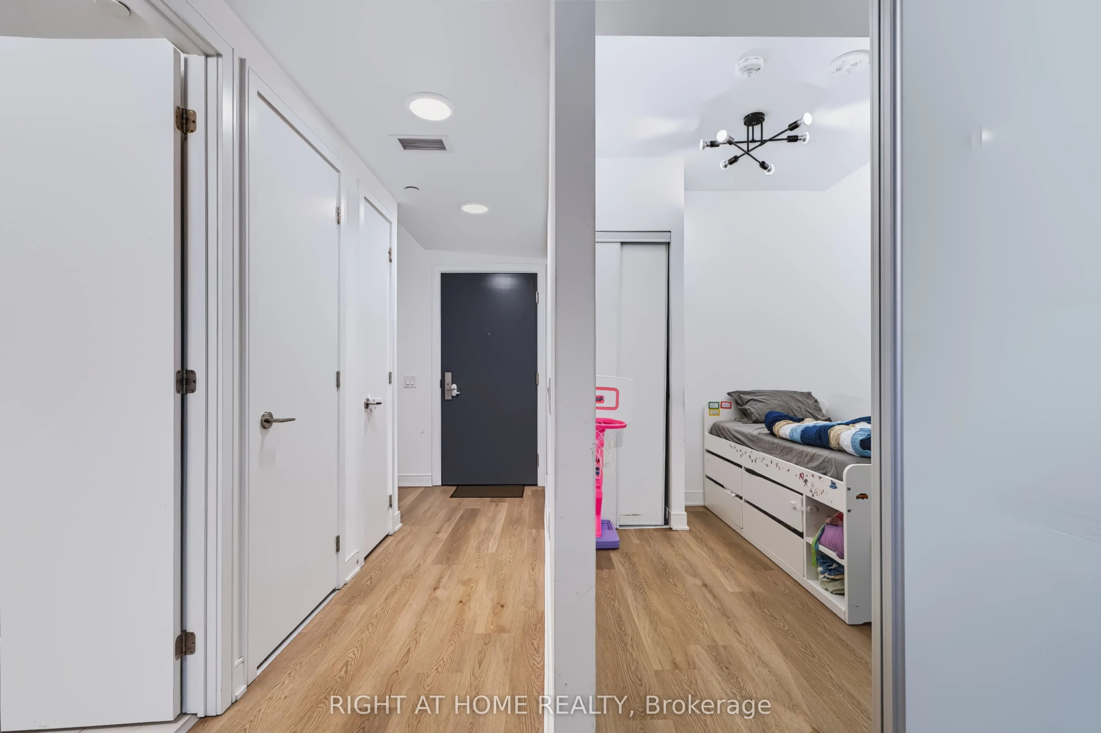 86 Dundas Street E #422