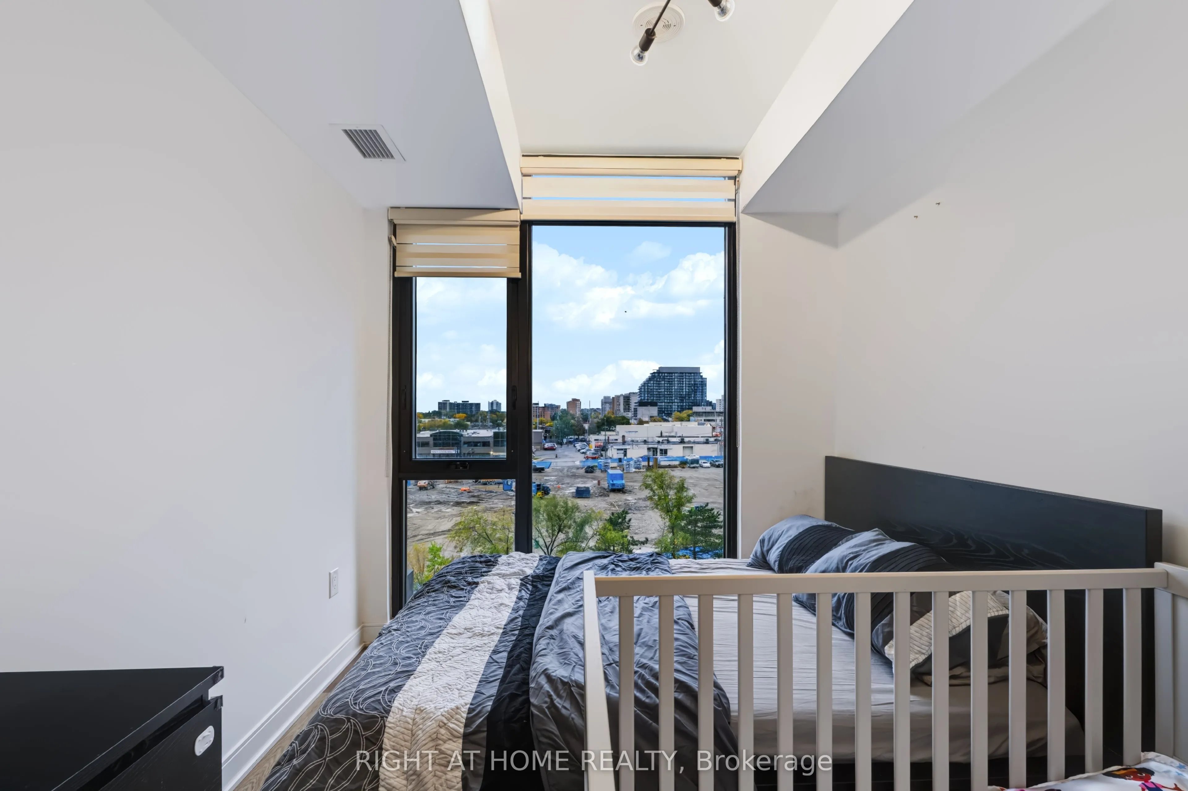 86 Dundas Street E #422
