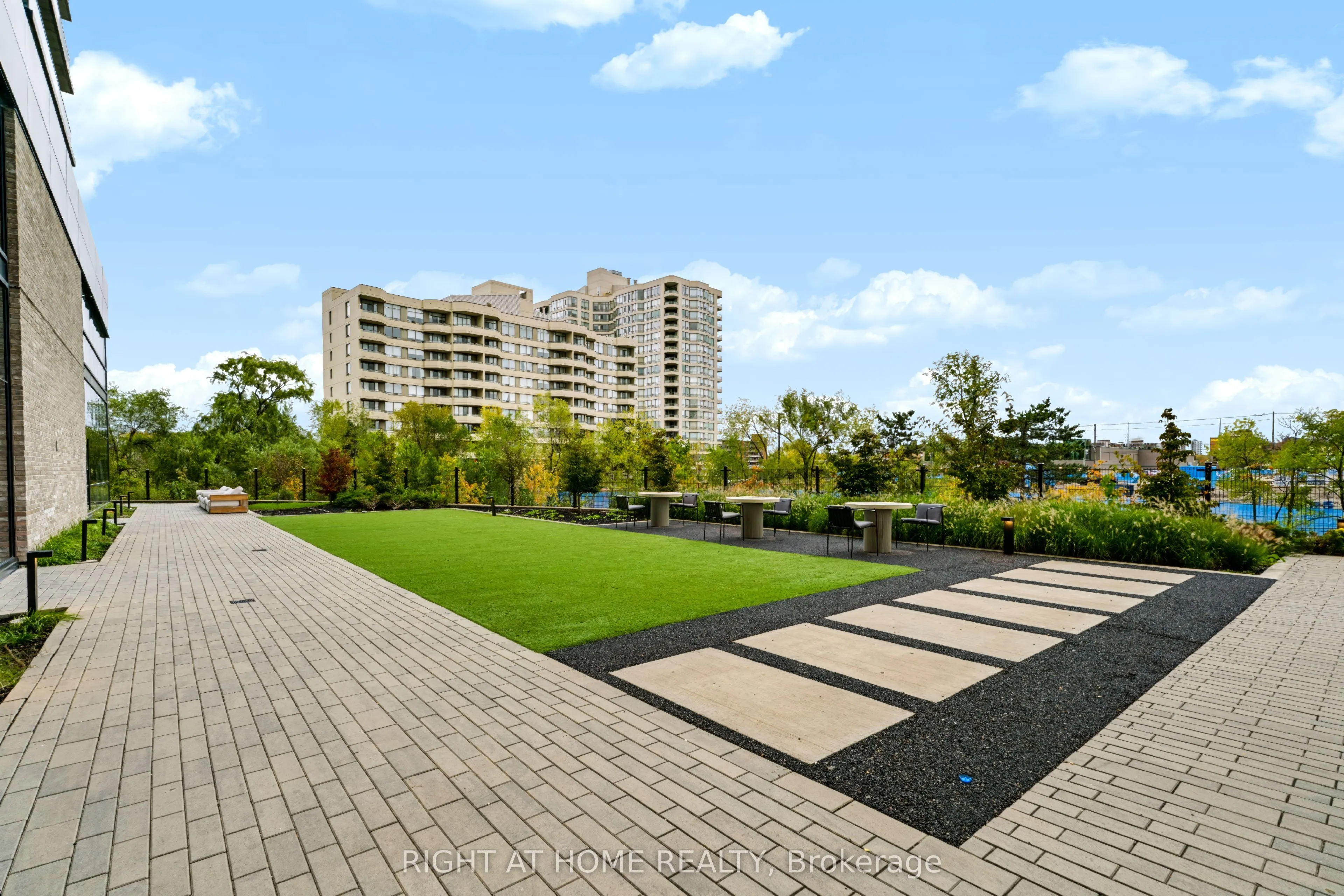 86 Dundas Street E #422