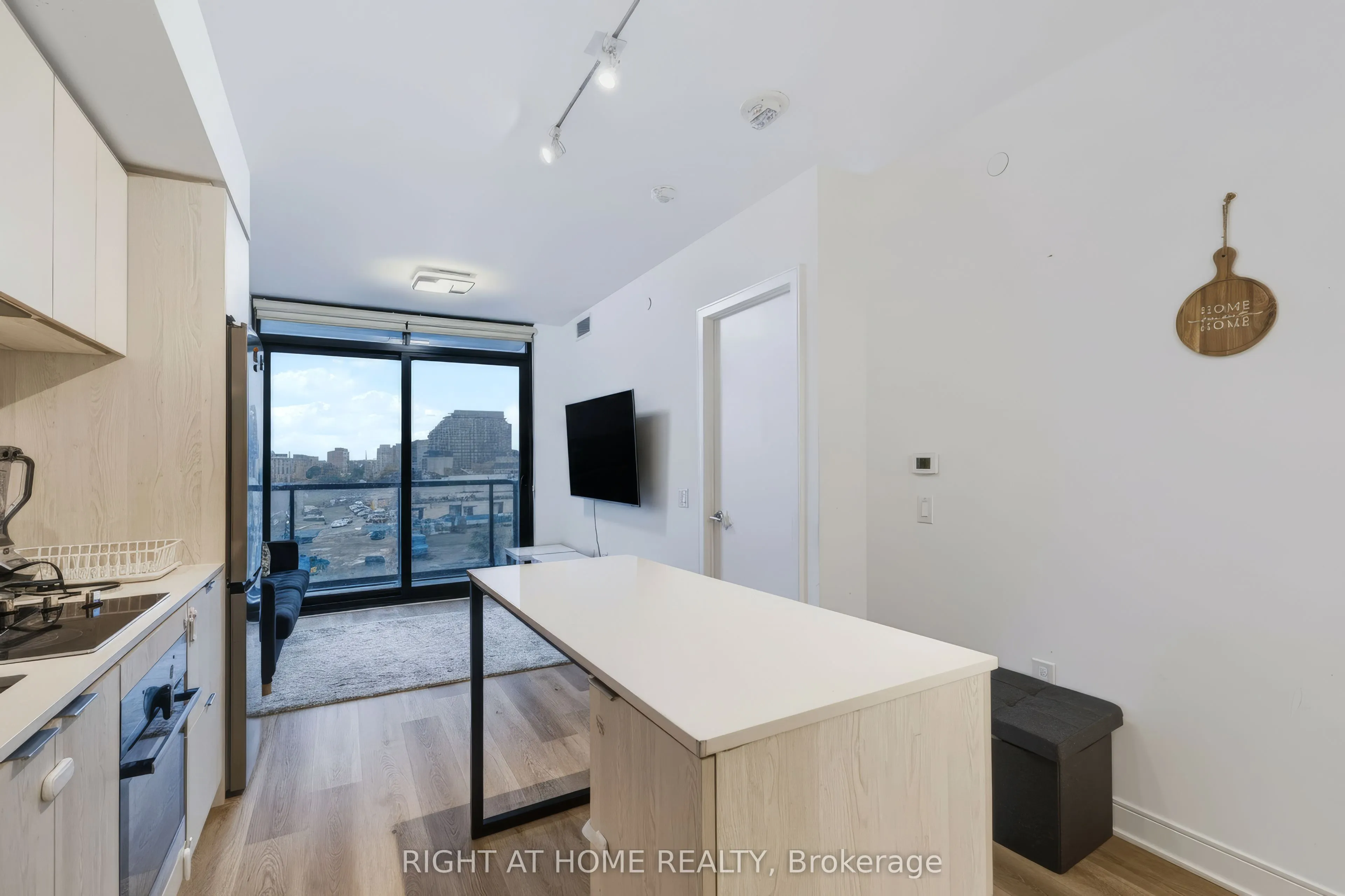 86 Dundas Street E #422