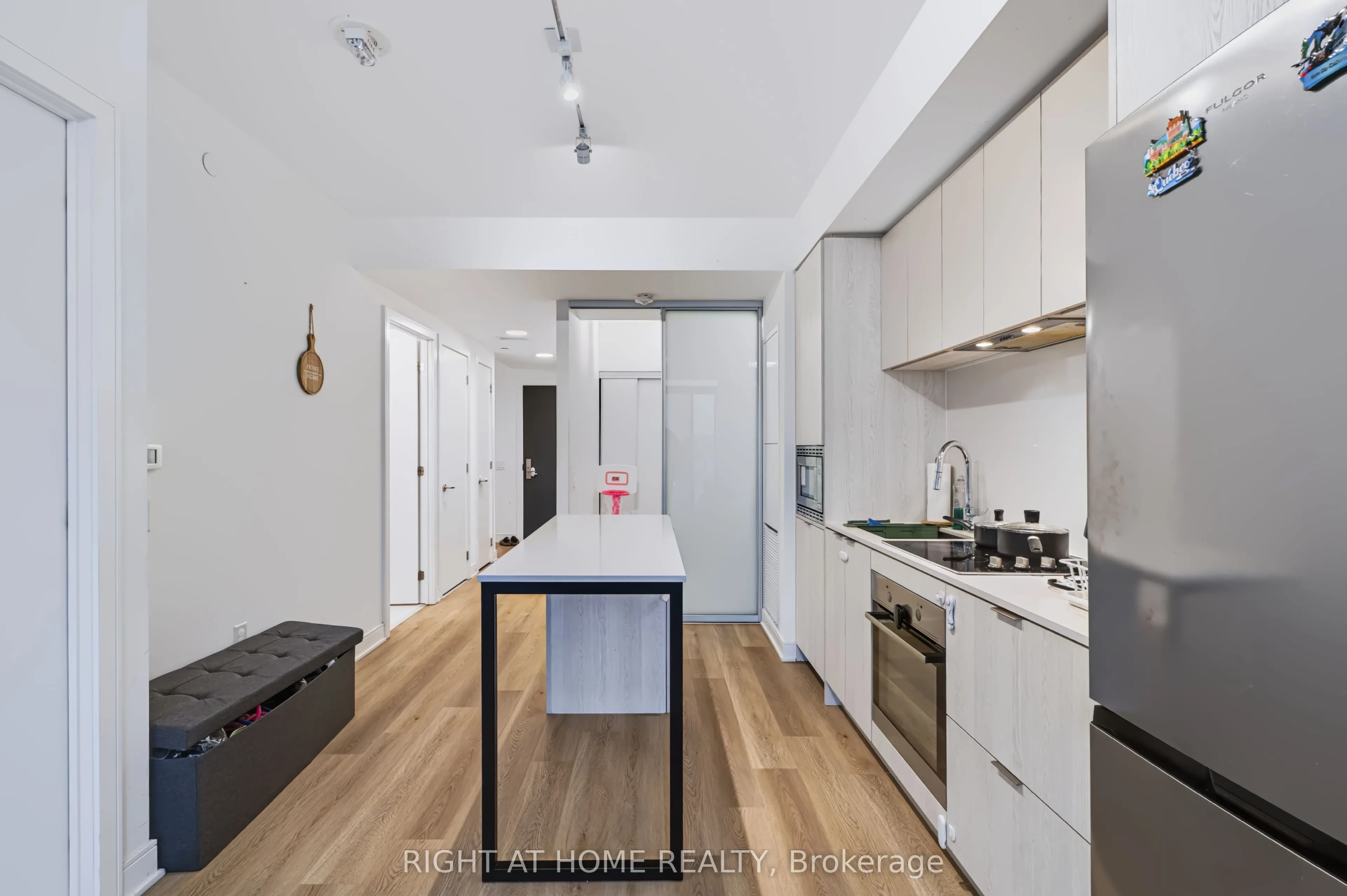 86 Dundas Street E #422