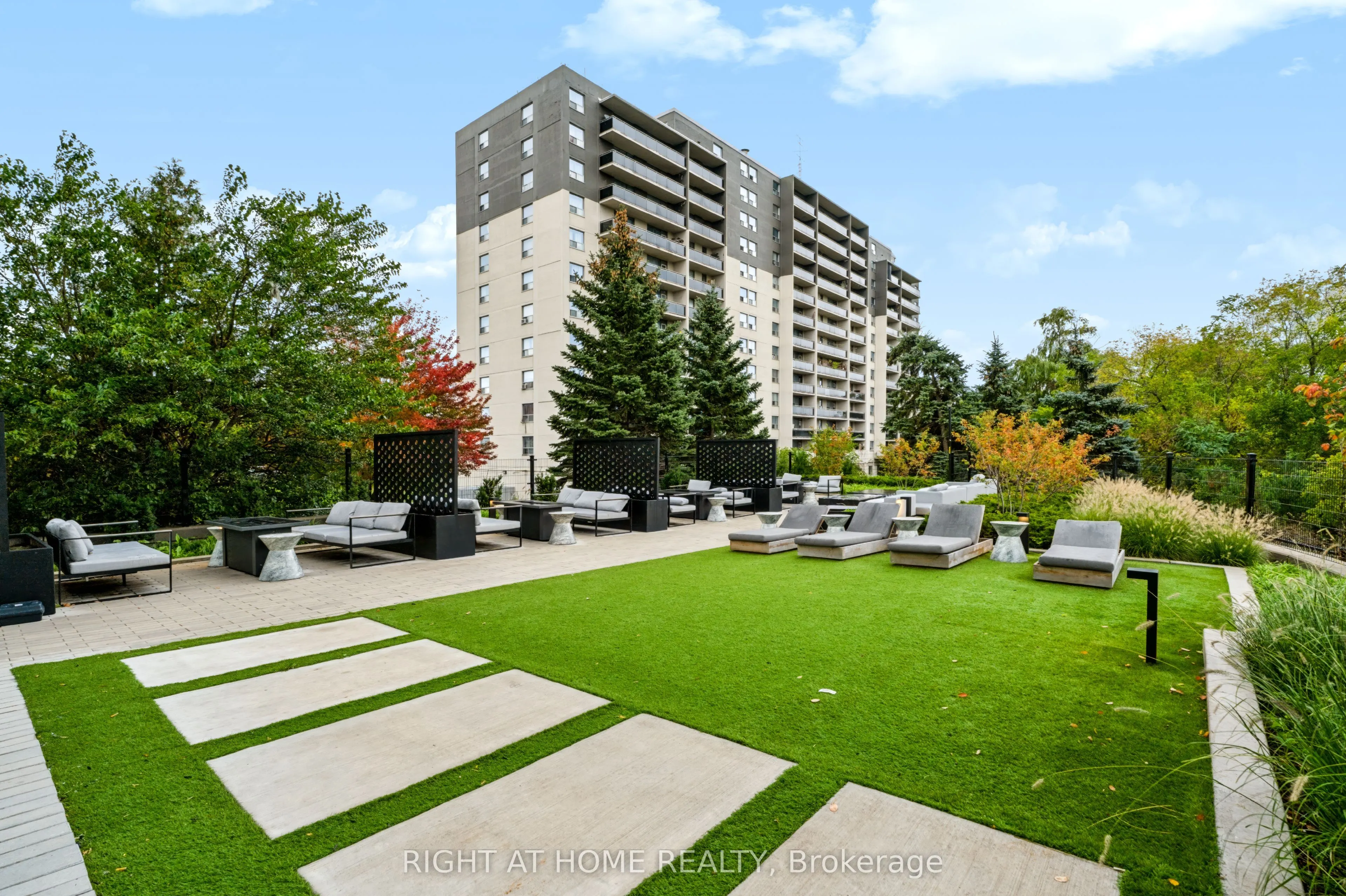 86 Dundas Street E #422