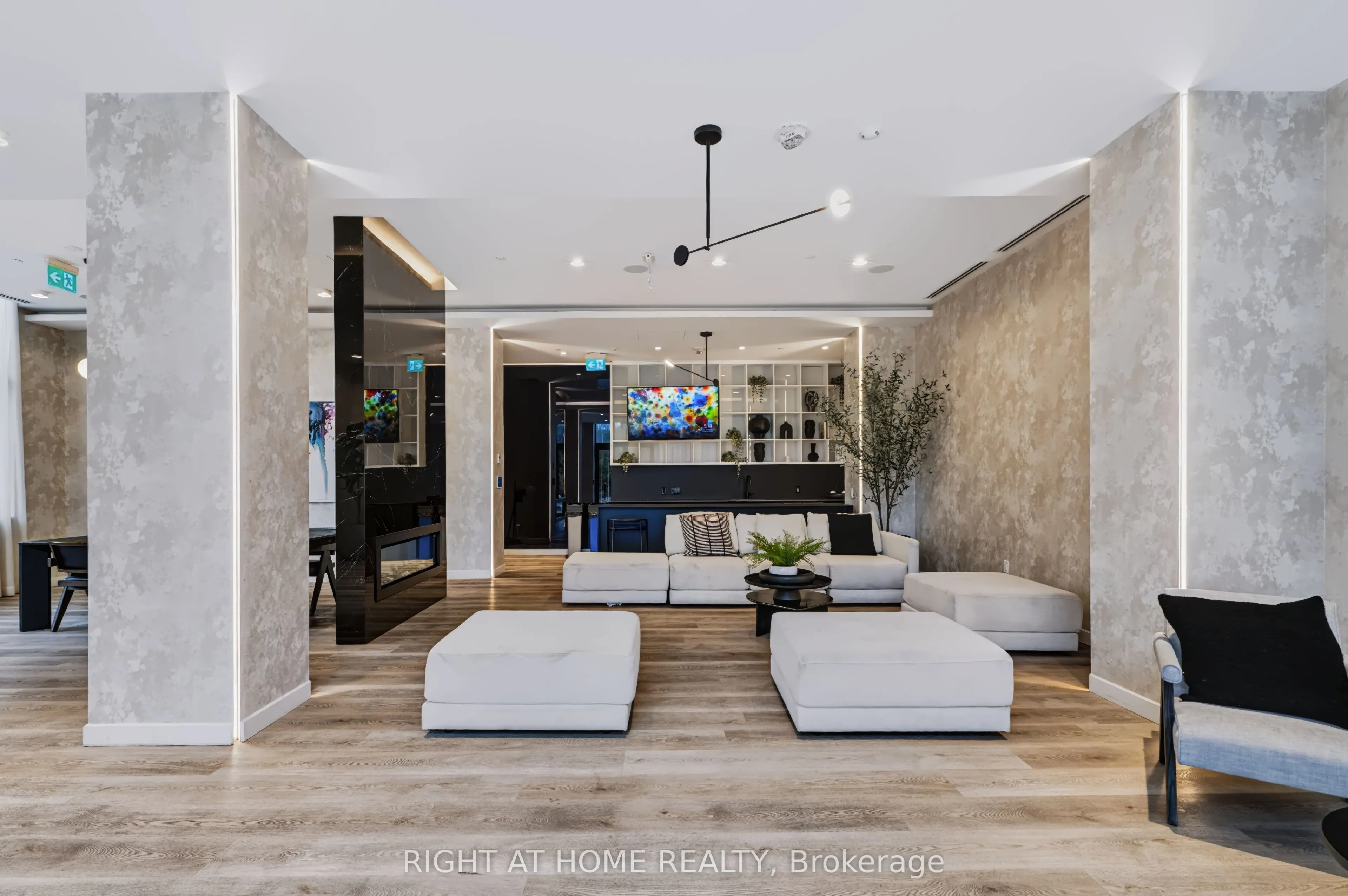 86 Dundas Street E #422