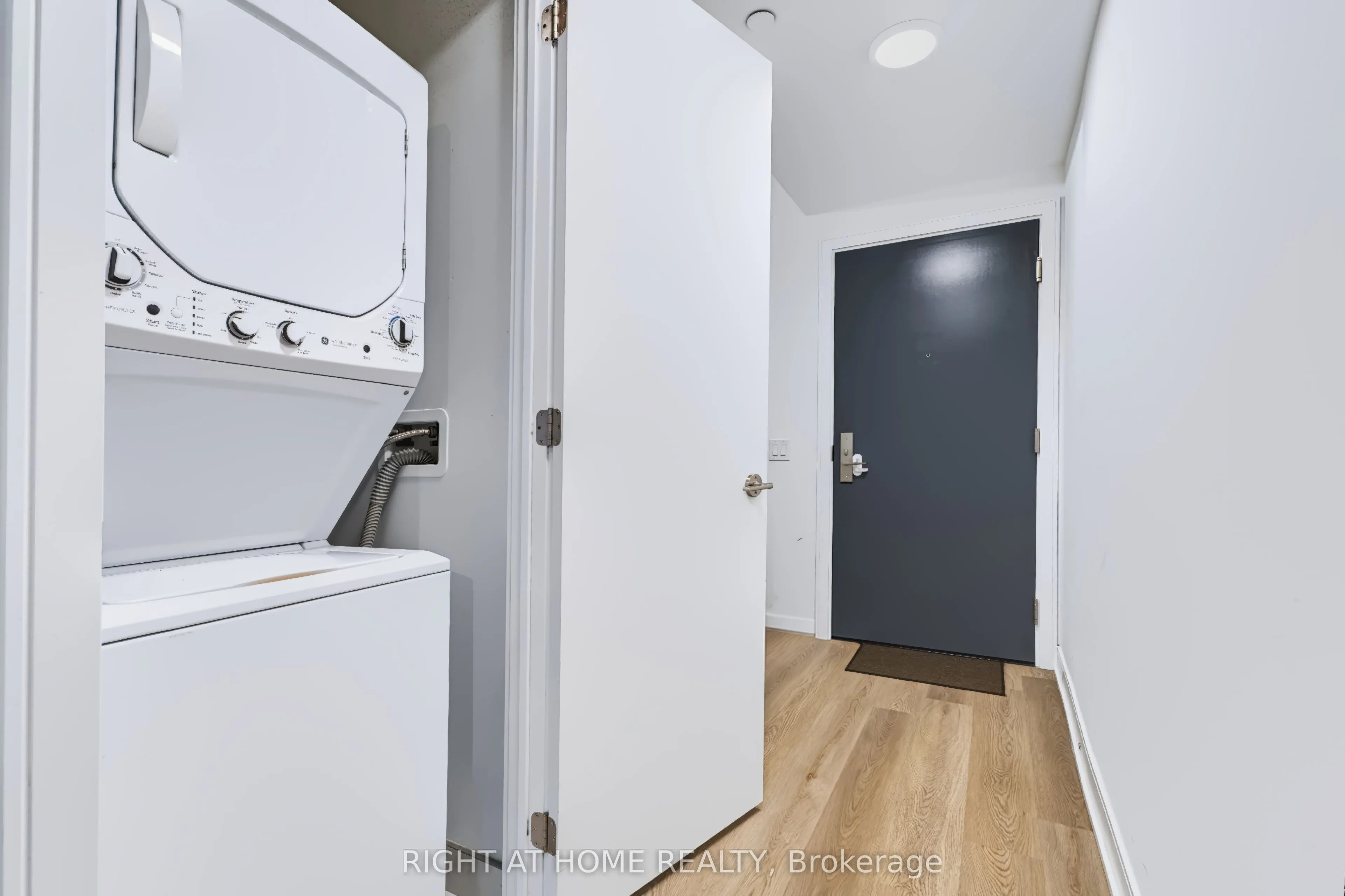 86 Dundas Street E #422
