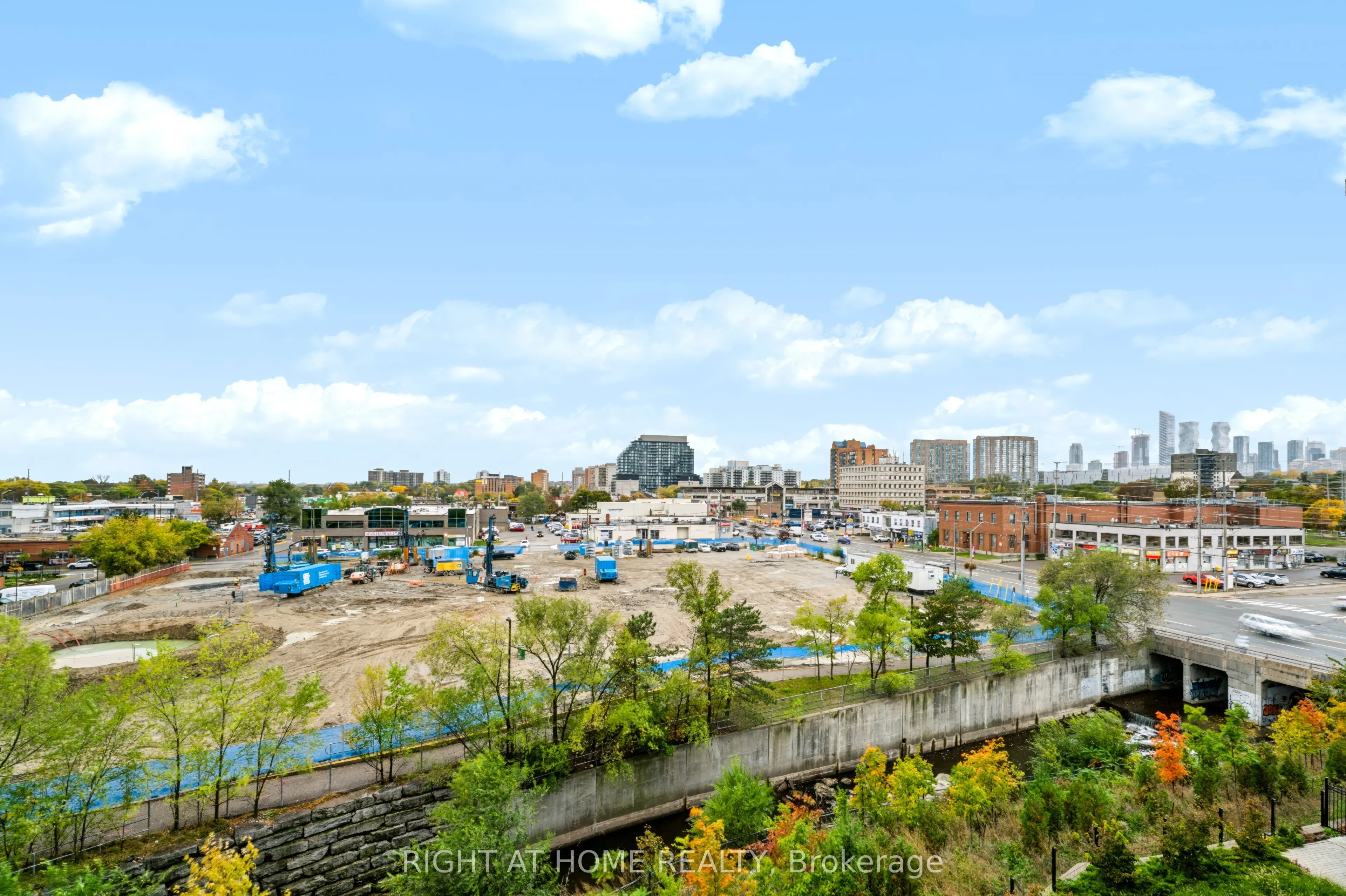 86 Dundas Street E #422
