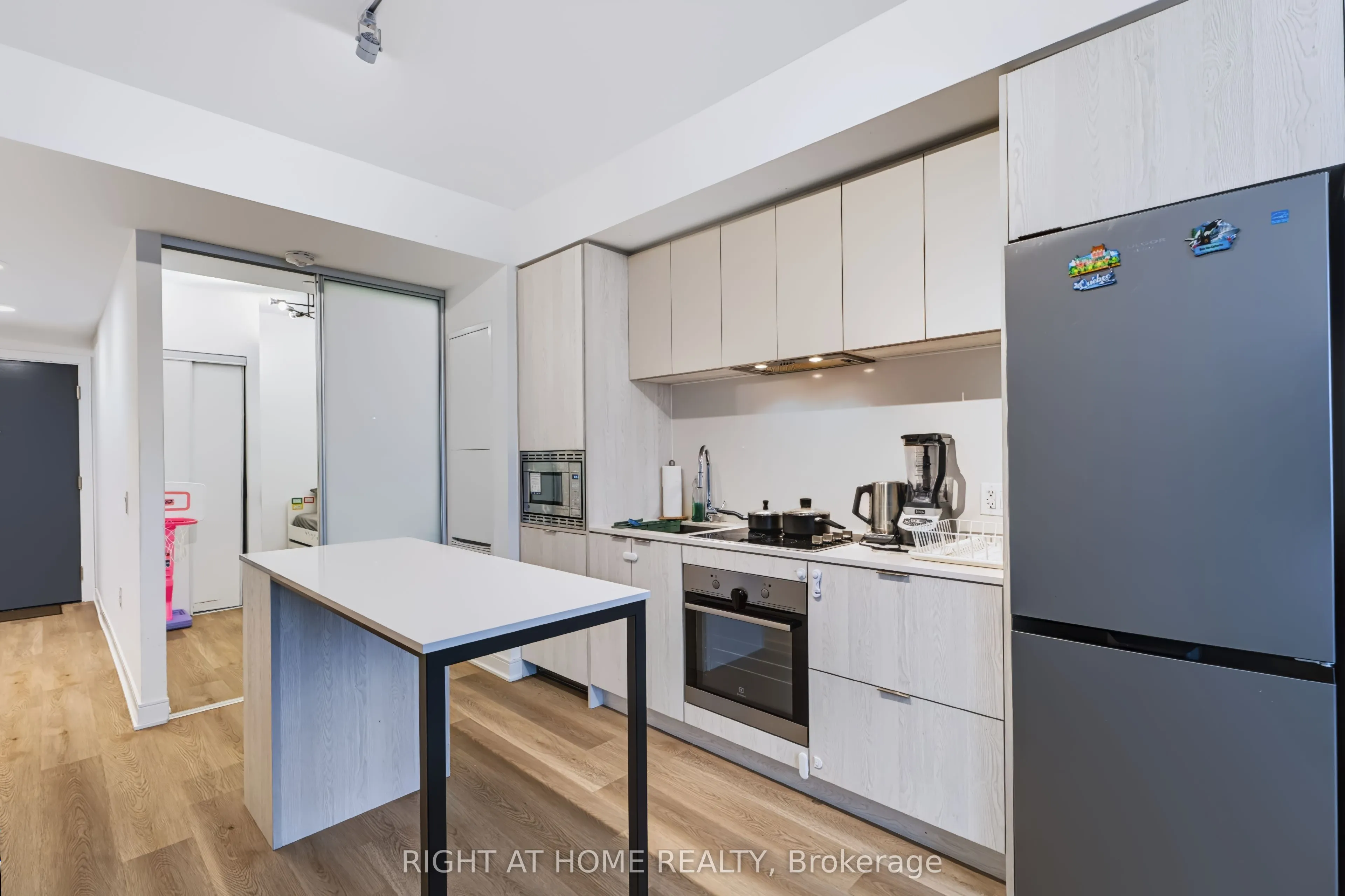 86 Dundas Street E #422